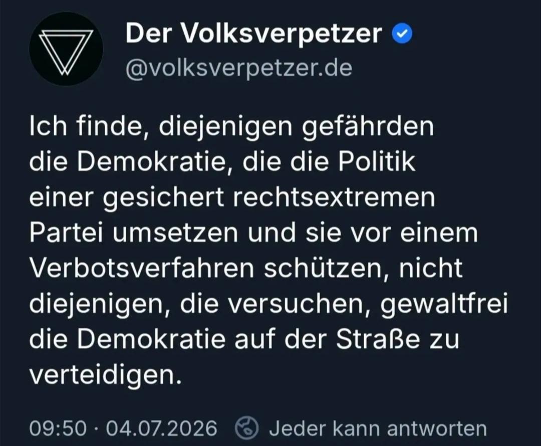 Text von "Der Volksverpetzer" (@volksverpetzer.de)

"Ich finde, diejenigen gefährden die Demokratie, die die Politik einer gesichert rechtsextremen Partei umsetzen und sie vor einem Verbotsverfahren schützen, nicht diejenigen, die versuchen, gewaltfrei die Demokratie auf der Straße zu verteidigen."