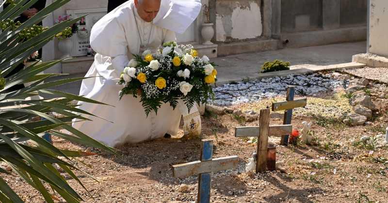Pope Leo spends July 4th at migrant cemetery in Italy, meets with U.S. ambassadorAfter the popes visit to the Sicilian island of Lampedusa, the U.S. Embassy said the ambassador to the Holy See gave Leo a commemorative baseball, an apple pie and a U.S. World Cup jersey. #News #Leo #Europe #Lampedusa