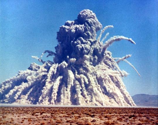 Storax Sedan, ein oberflächlicher unterirdischer Atomtest der Vereinigten Staaten, der für ein Kraterexperiment verwendet wurde. 6. Juli 1962 (GMT), Nevada-Testgelände. Sprengkraft: 104 kt. Der Hauptzweck der Detonation bestand darin, die nichtmilitärische Dimension einer Atomexplosion einzuschätzen.
Quelle: Federal Government of the United States - This image is available from the National Nuclear Security Administration Nevada Site Office Photo Library under number XX-13.
Lizenz: Public domain