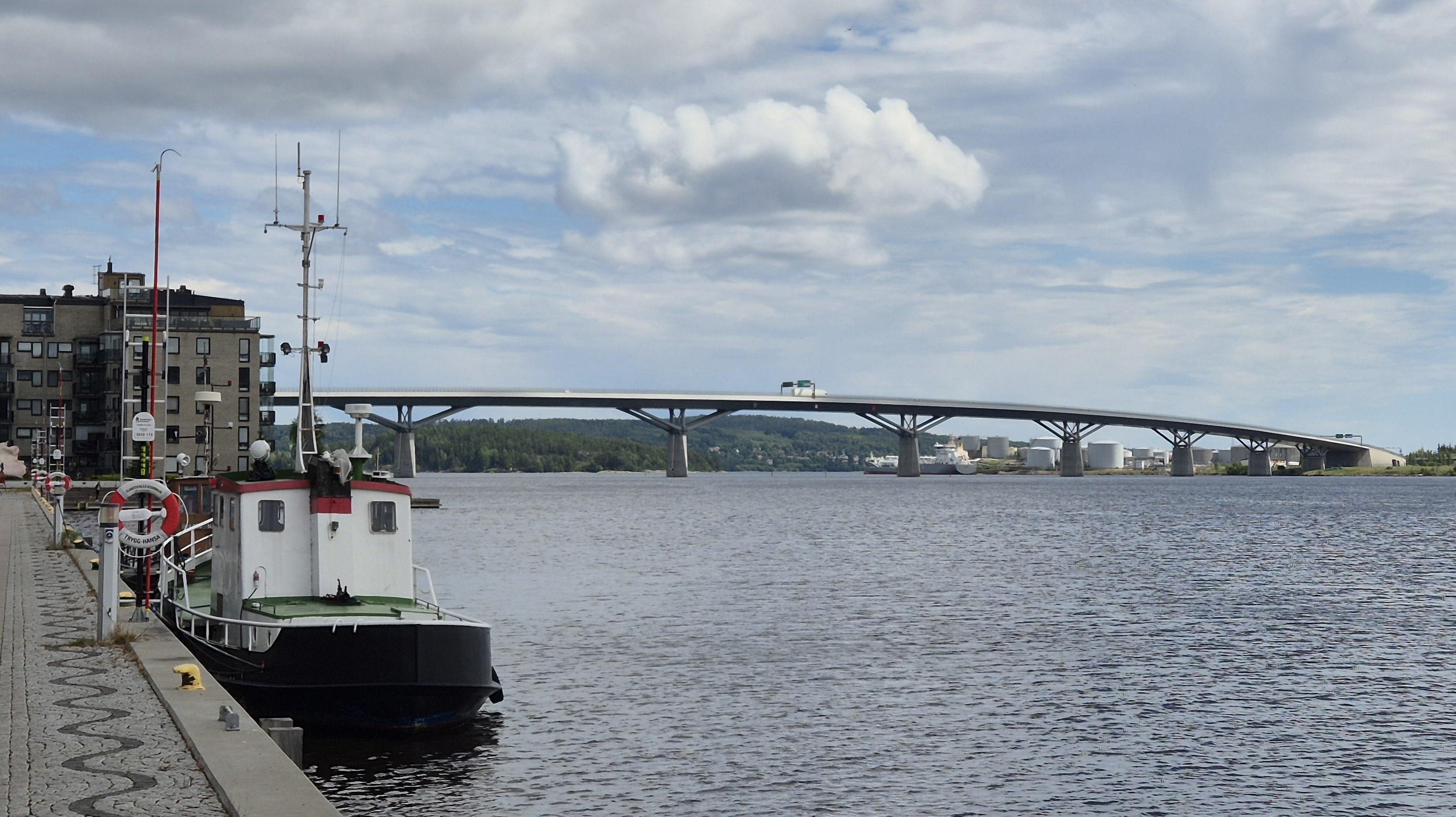 The Sundsvall bridge as seen from down at an enbakment.