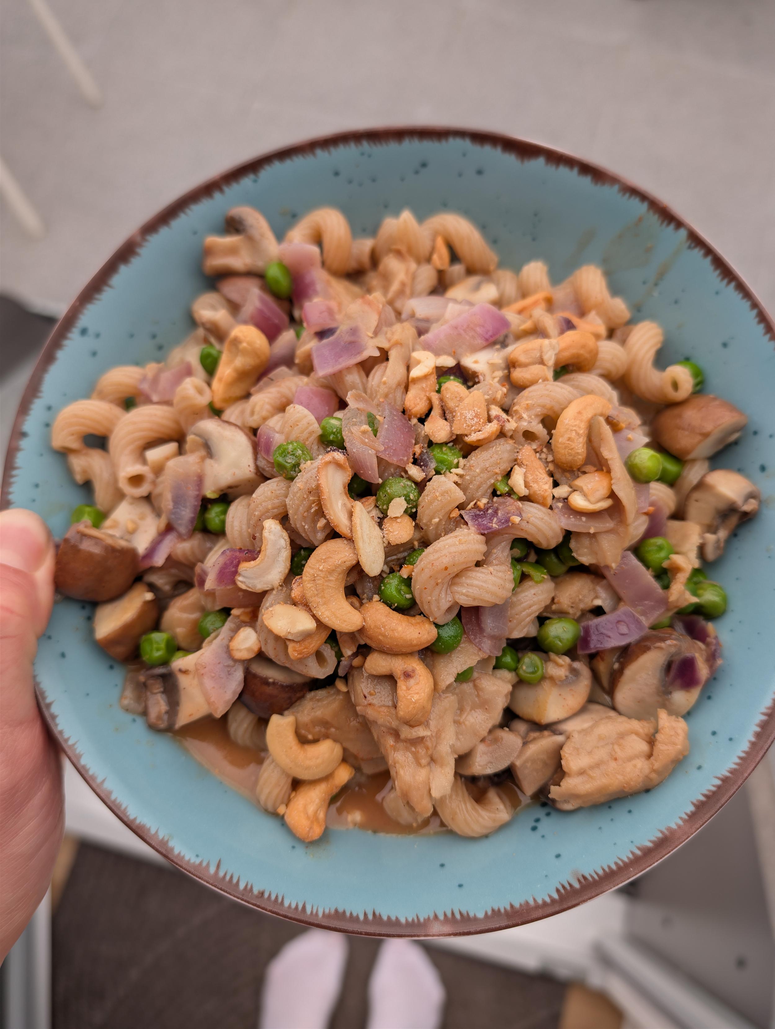 Teller mit einem veganen Nudelgericht