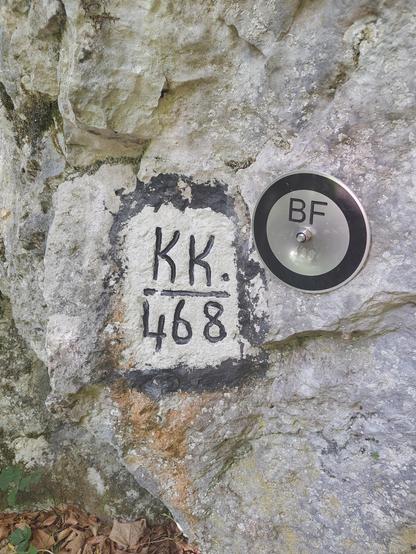Am zwischen Fürberg und St. Wolfgang verlaufenden Panoramaweg erblickte Inschrift "KK.", darunter "468", daneben eine runde, schwarz umrandete Metallmarke mit in schwarz eingravierter Inschrift "BF", darunter eingestanzt "468".