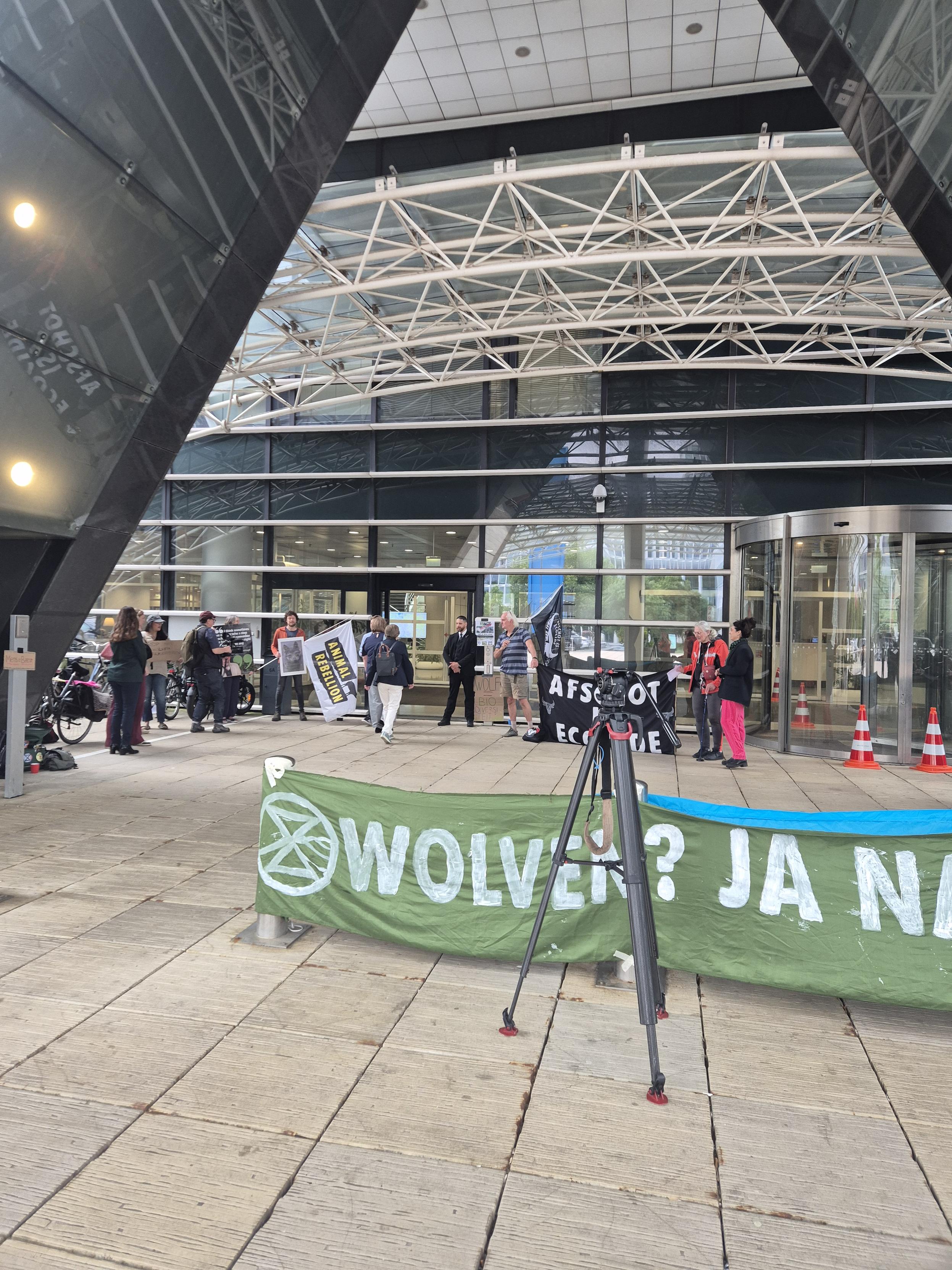 Demonstratie voor centrale deur provinciehuis