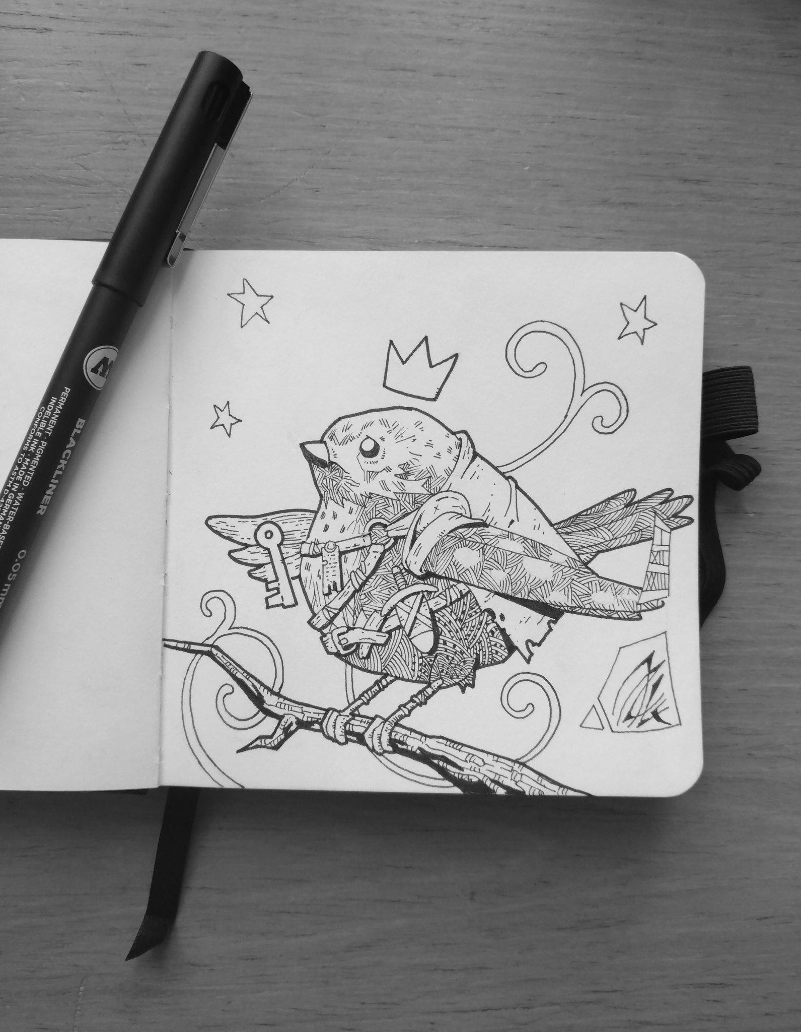 Dessin noir et blanc dans un petit carnet représentant un oiseau dodu perché sur une branche portant couronne, cape et petite épée à la ceinture, tenant un clé dans son aile gauche. Des étoiles et des arabesques sont visibles en arrière-plan