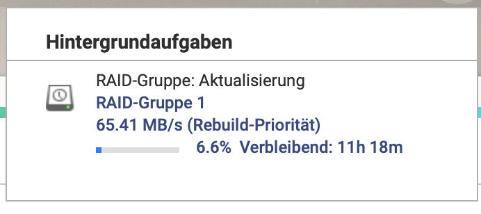 Screenshot vom QNAP-NAS
Hintergrundaufgaben
RAID-Gruppe: Aktualisierung RAID-Gruppe 1
65.41 MB/s (Rebuild-Priorität)
Fortschrittsbalken ganz klein - 6.6% Verbleibend: 11h 18m