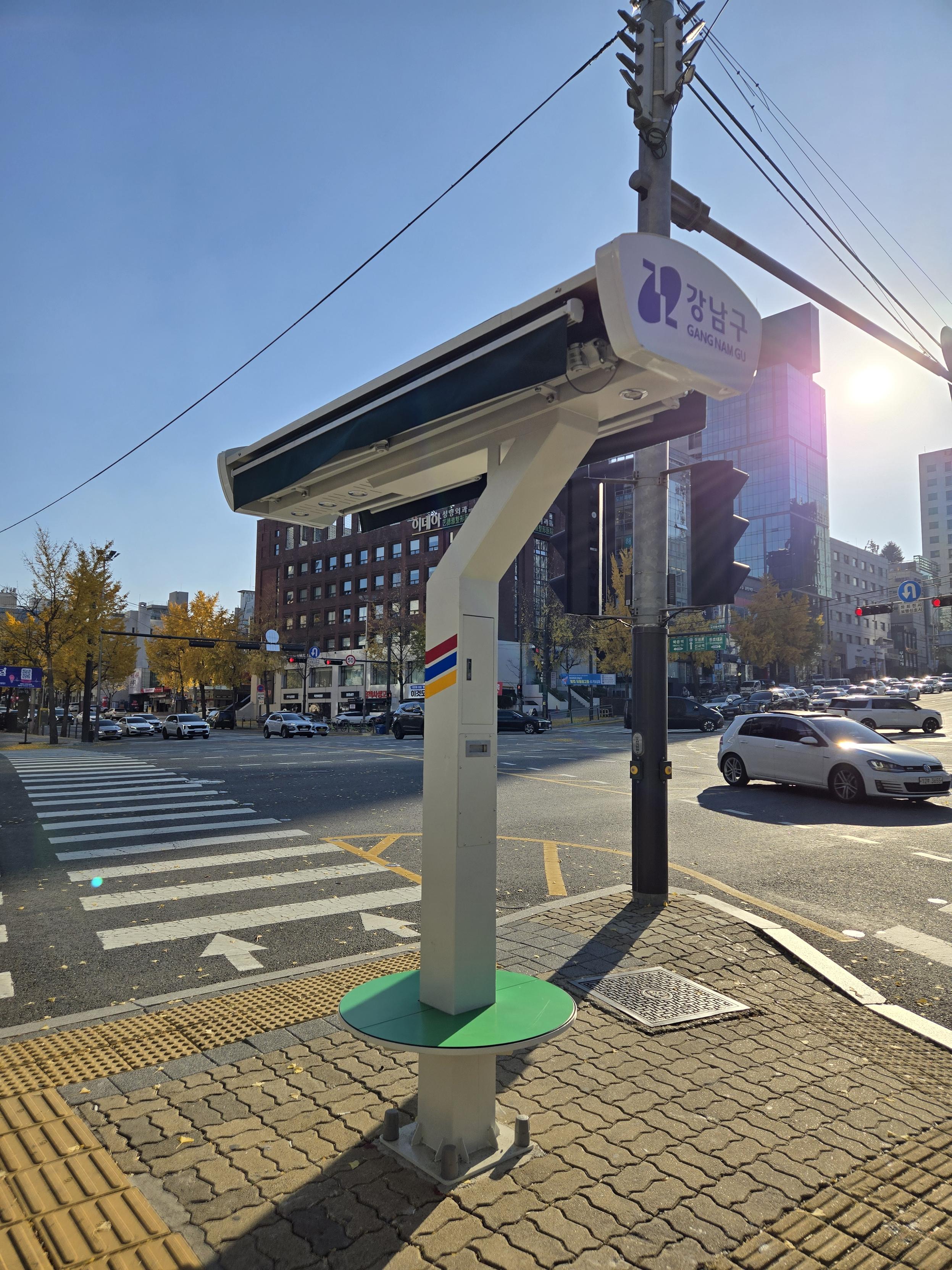 Sonnenschutz an einer Kreuzung in Seoul
