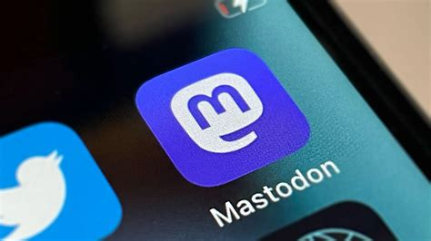El ícono de Mastodón junto al viejo pajarito de twitter en la pantalla de un móvil