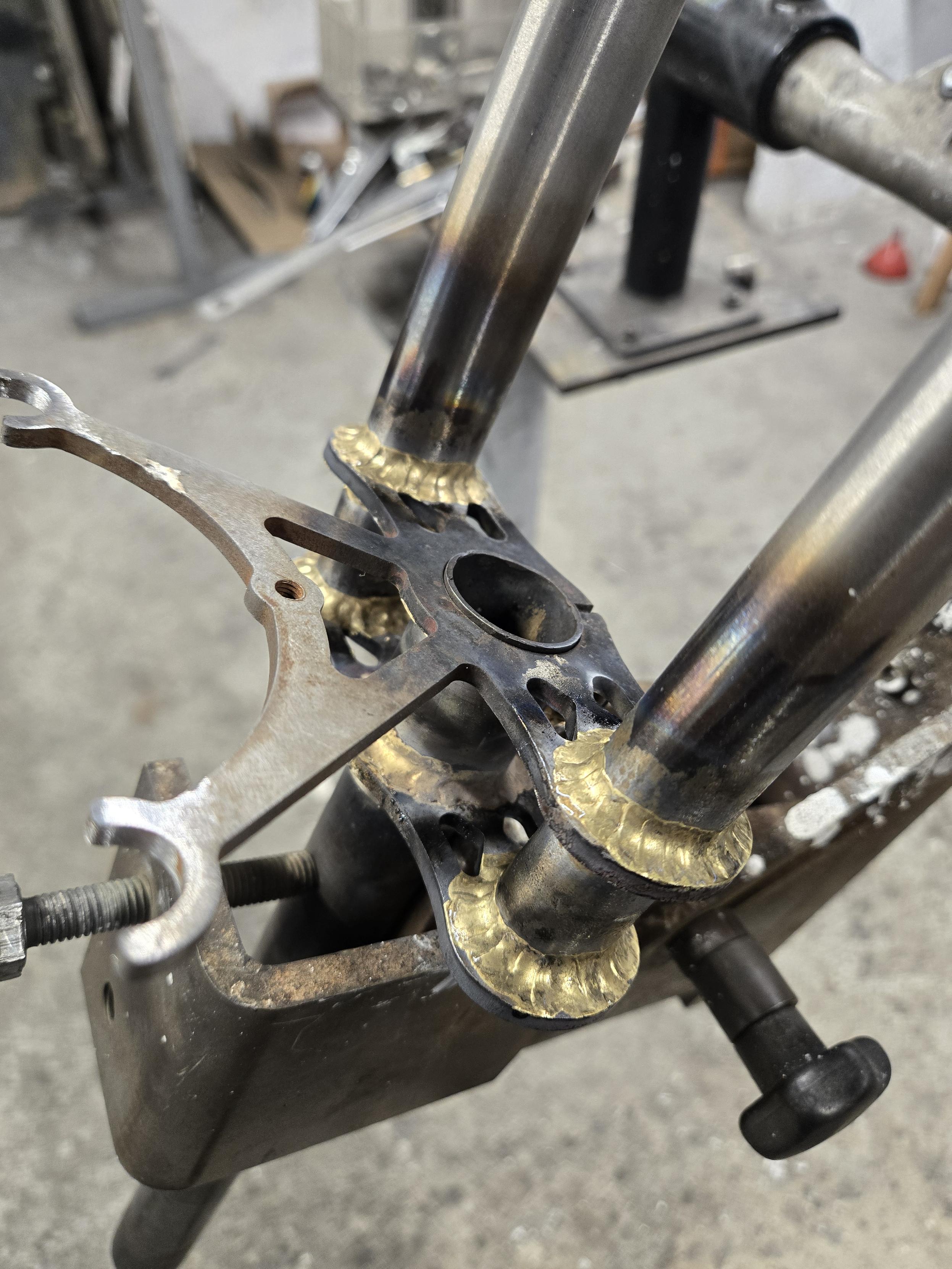 Détail des brasure du té de fourche à plaquettes