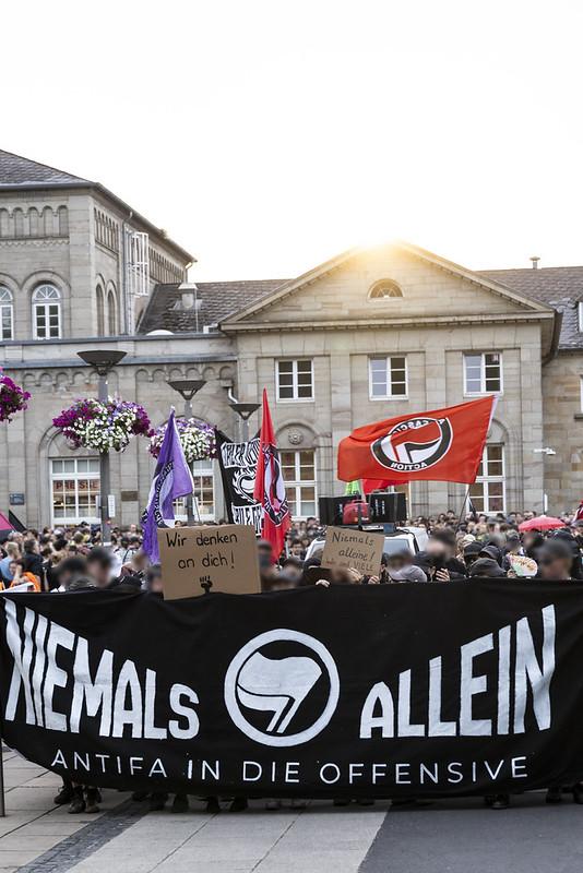 Niemals Allein steht auf dem Banner einer Demo in Göttingen nach Messerstichen an einem Antifaschisten durch einen Nazi.