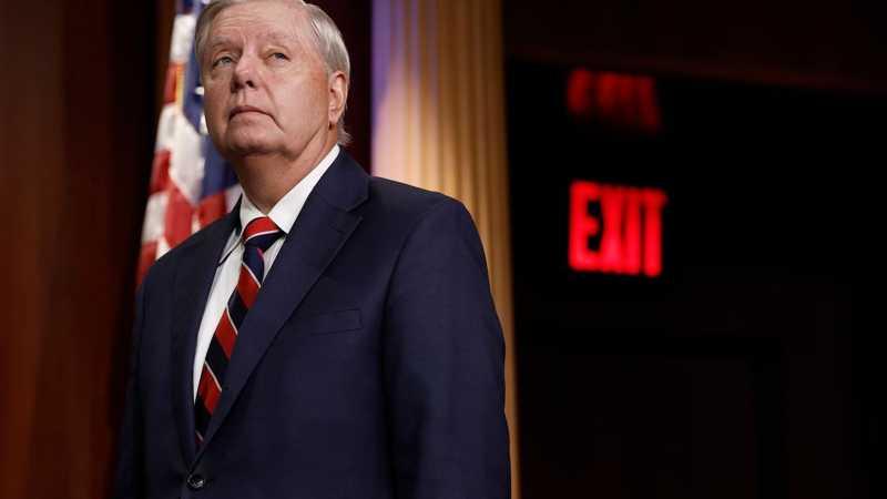 Senators reveal revised Russia sanctions bill, urge passing in honor of Lindsey GrahamLawmakers in support of Ukraine have worked for over a year to pass legislation to impose tariffs on goods from countries that continue to purchase Russian oil, gas and other exports. #News #Russia #LindseyGraham #Ukraine
