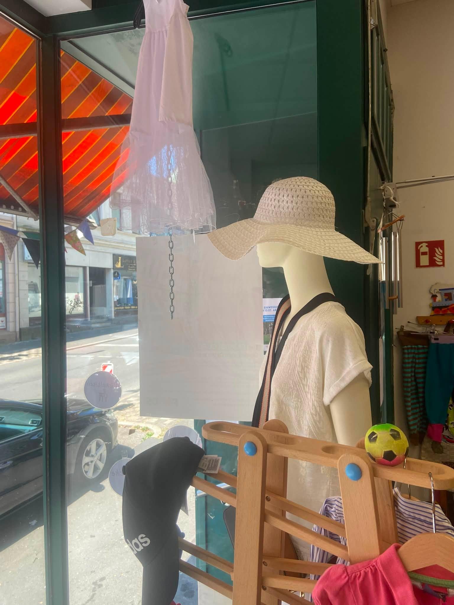 Schaufensterpuppe mit Sommerkleid und Hut