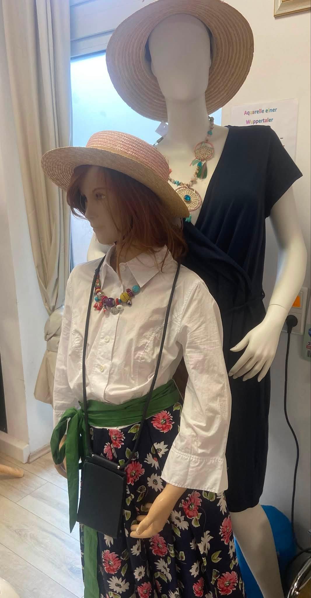 Schaufensterpuppen mit Sommerkleid und Hut