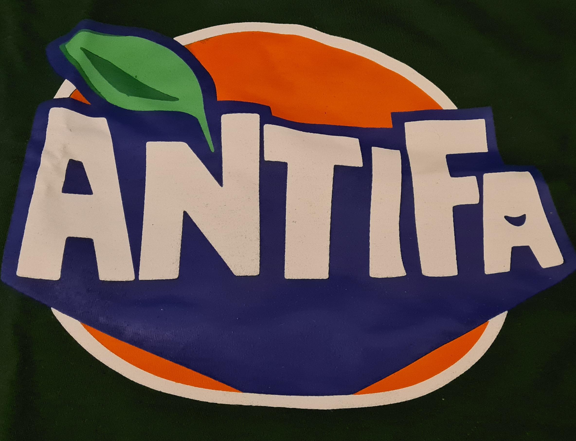 Antifa Druck auf Flaschengrüner Hintergrund.