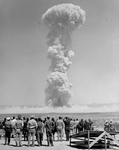 Atombombentest in der Wüste 1955, auffallend die ungeschützten Zuschauer im Vordergrund