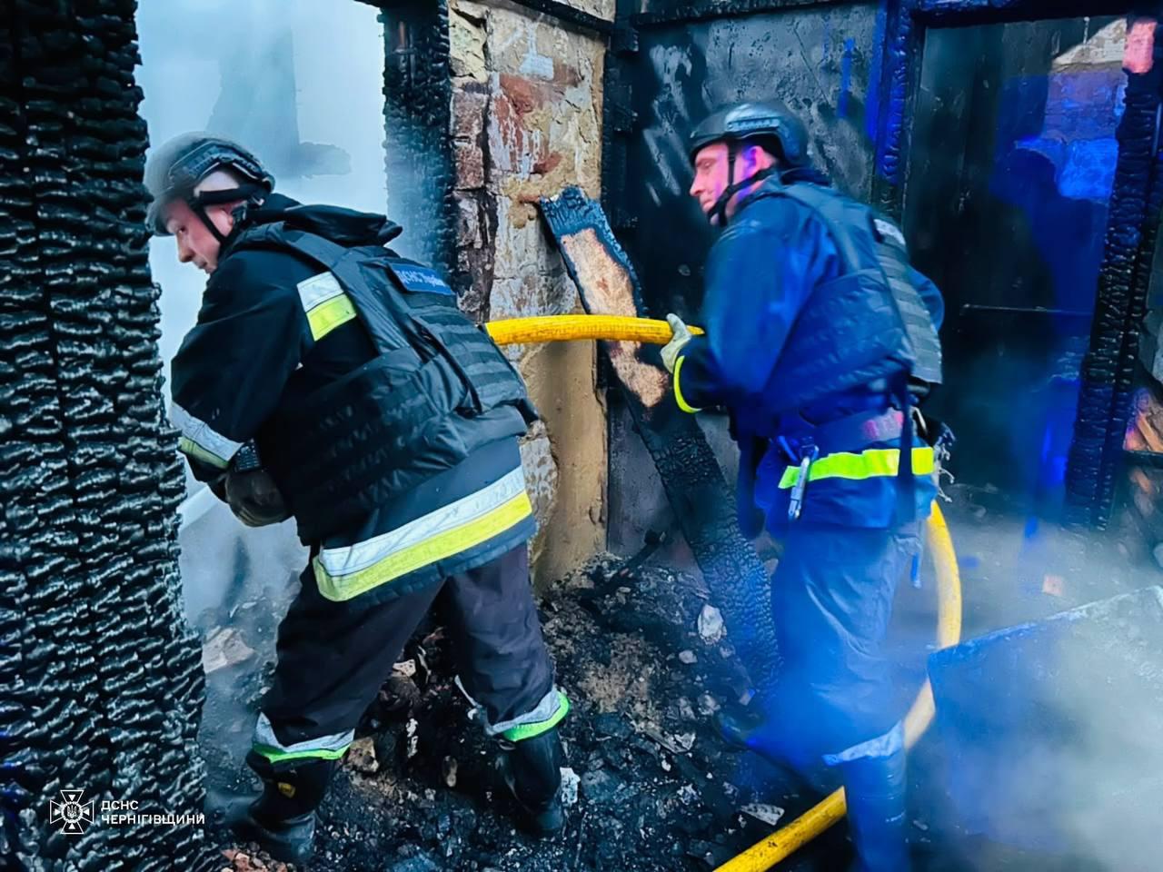 ⚡Five people, including three children, were injured in a #Russian 🇷🇺 drone attack on a residential building in Novgorod-Seversky, Chernihiv region. The State Service of #Ukraine 🇺🇦 for Emergency Situations reported that the victims include two parents and their children born in 2009, 2014, and 2019. [Radio Svoboda]For verified updates, follow along here