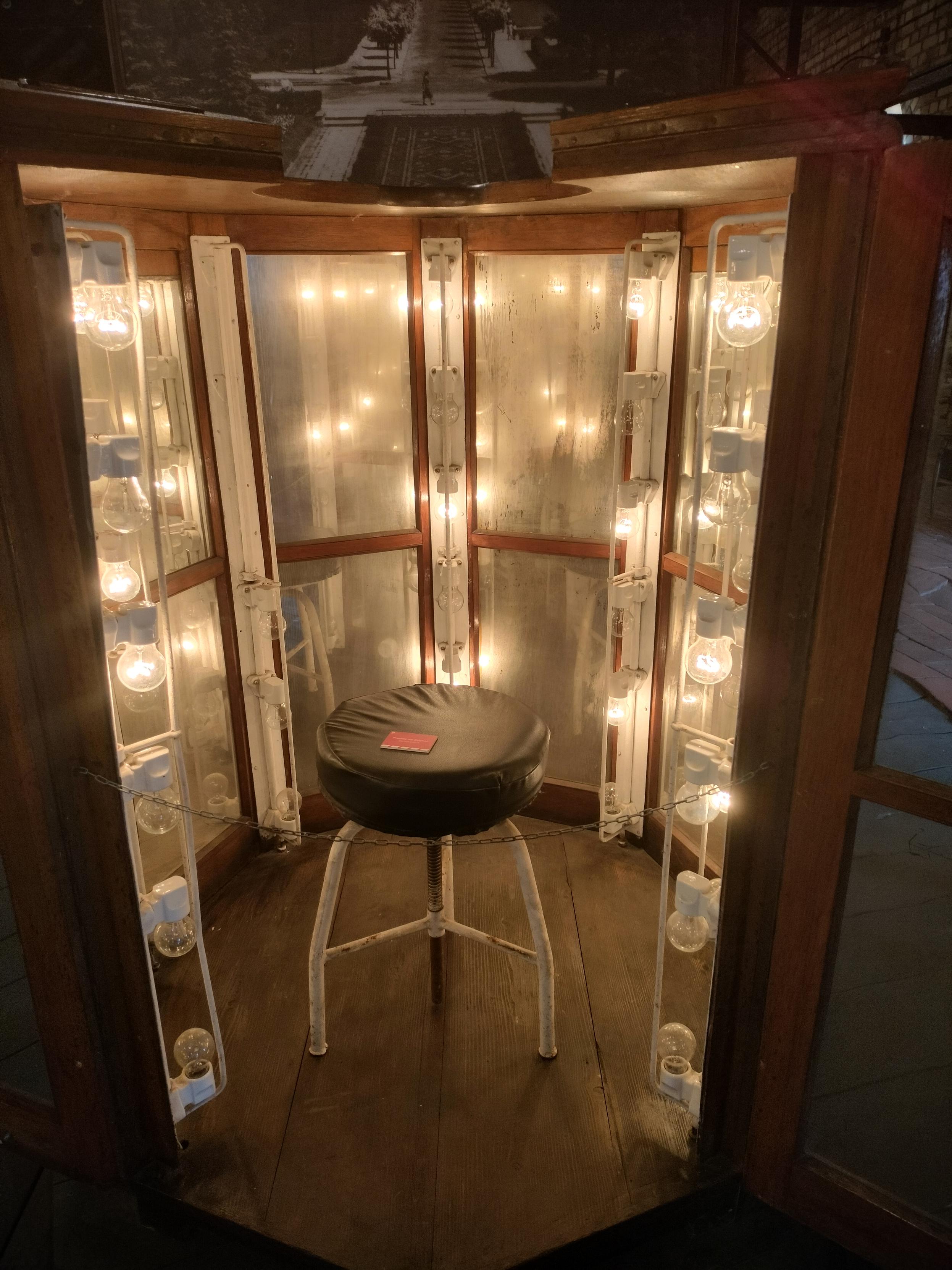 Taboret i żarówki