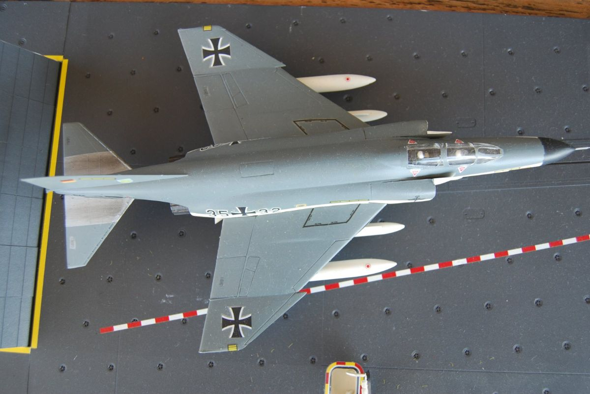 Hasegawa Luftwaffe McDonnell Douglas F4N Phantom, Carrier Graf Zeppelin 1/72 scale model