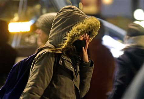 Hace frío en Montevideo esta noche de invierno y la vida sigue. No es nada menor