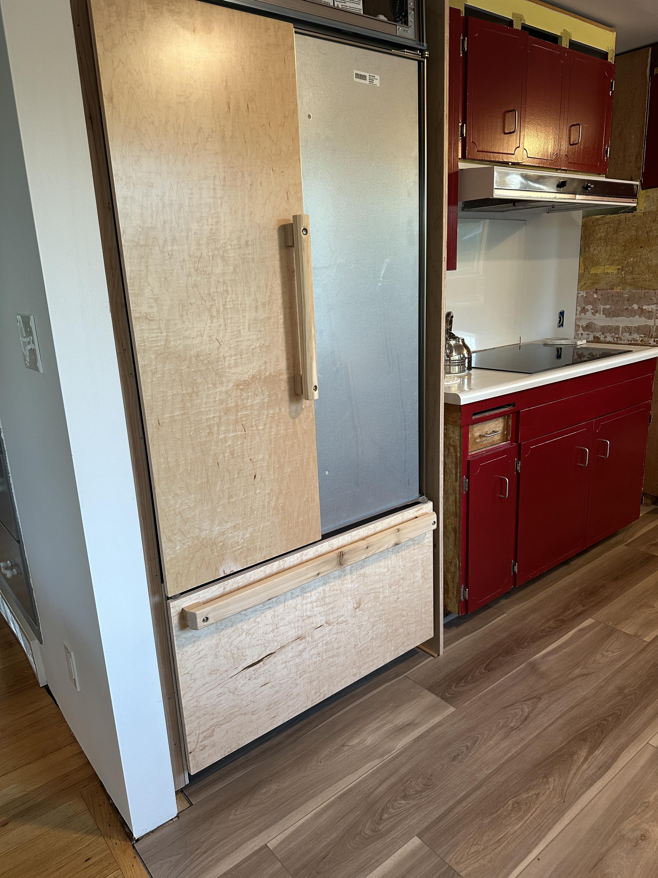 The integrated fridge with a makeshift panel and chunky handrail I stalked on the left-hand door of the French door refrigerator. A panel with a chunky wooden handle is also installed on the freezer door below.