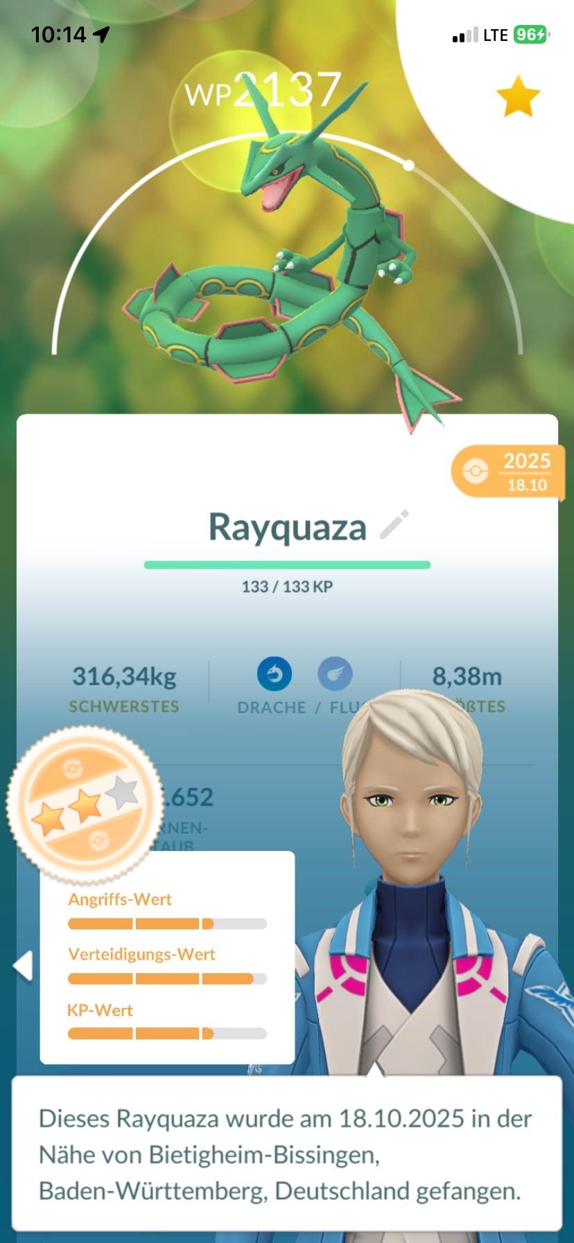The image displays a Rayquaza Pokémon with a combat power (WP) of 2137. It features a trainer character and includes stats such as weight (316.34 kg) and capture location details. The background is vibrant, with a blurred
