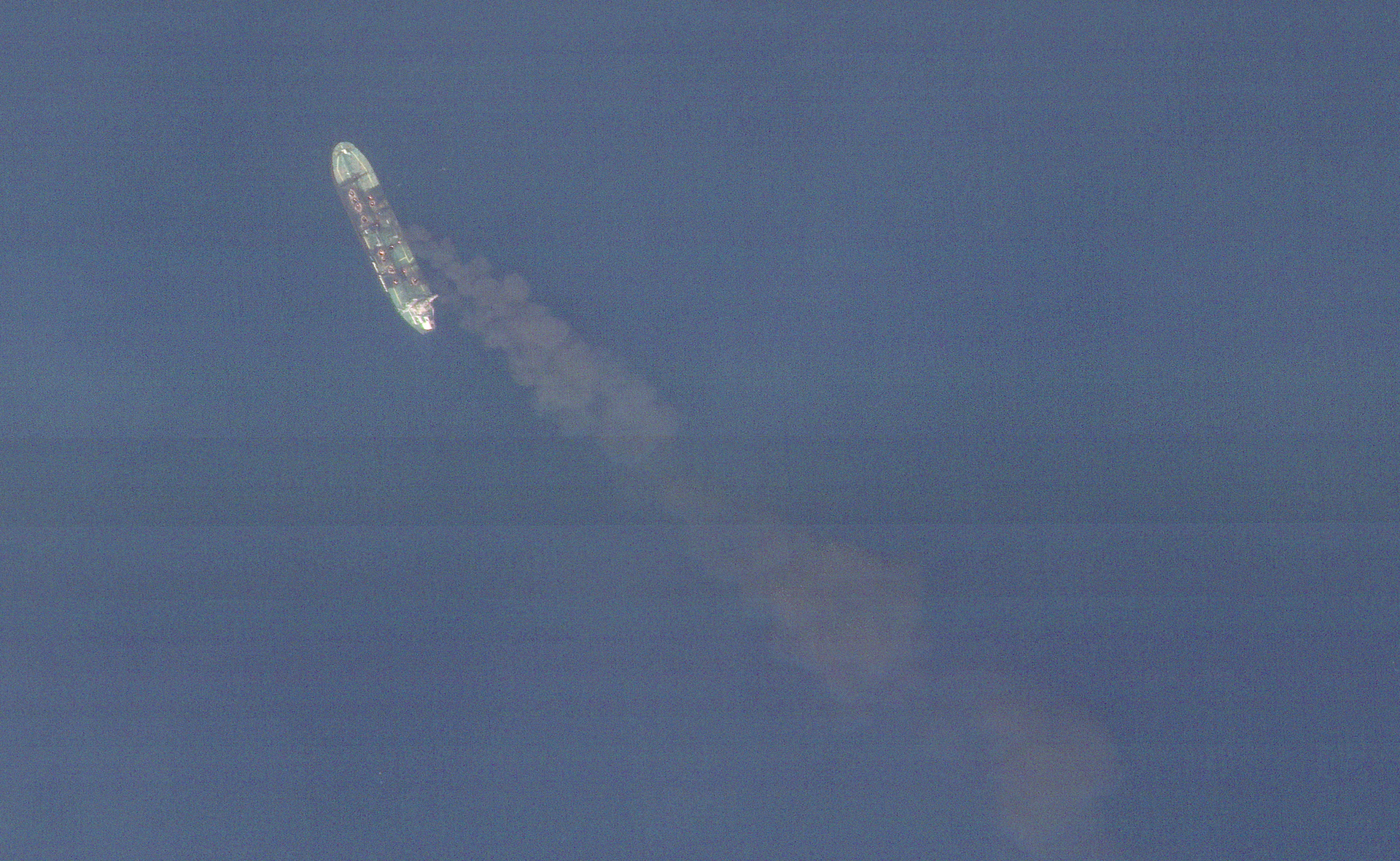 Un vaixell cisernta cremant després d'un dels ultims atacs dels houthis al mar Roig, el setembre del 2024 (Reuters)