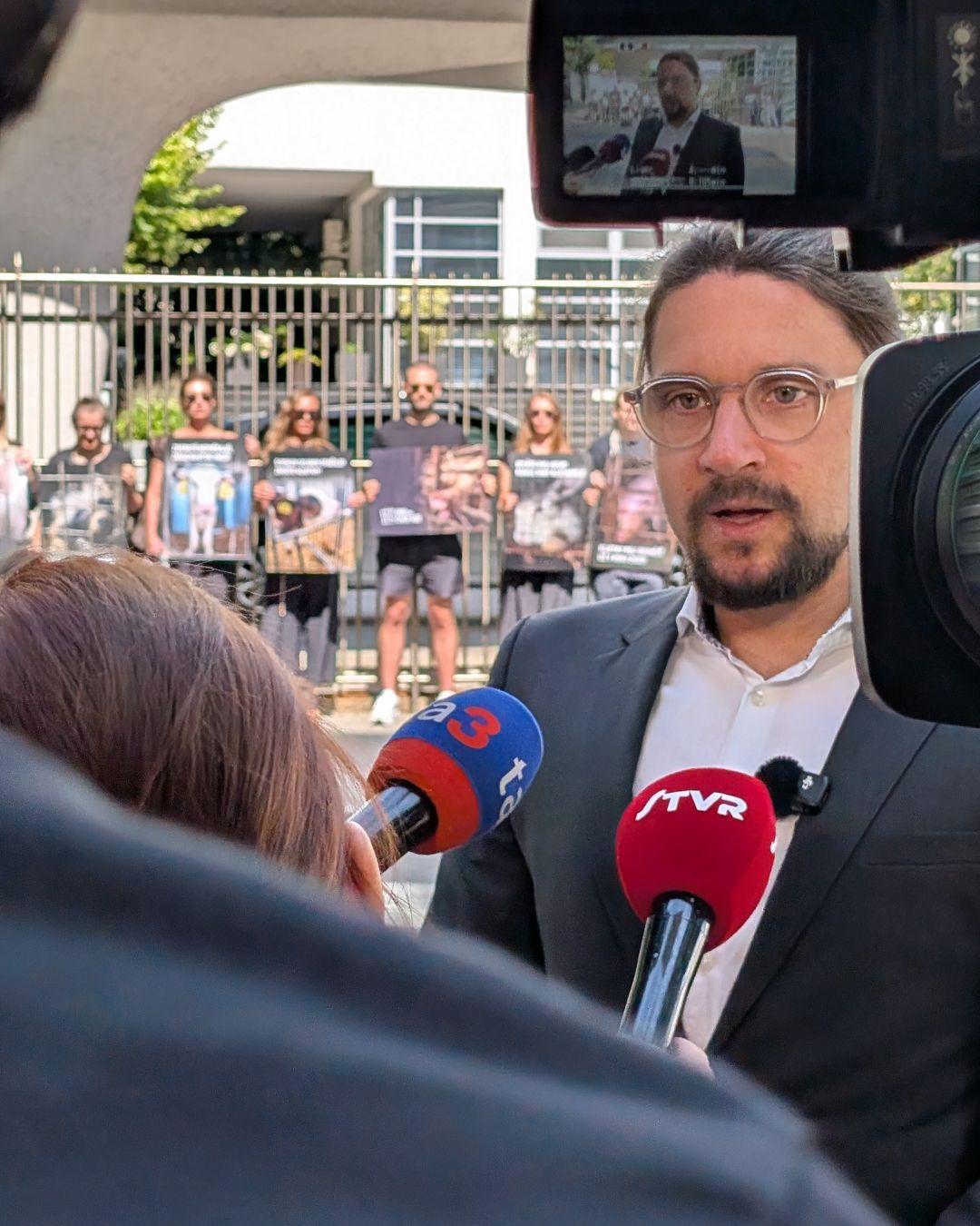 Zhromaždenie Humánneho pokroku pred budovou Zastúpenia komisie na Slovensku.