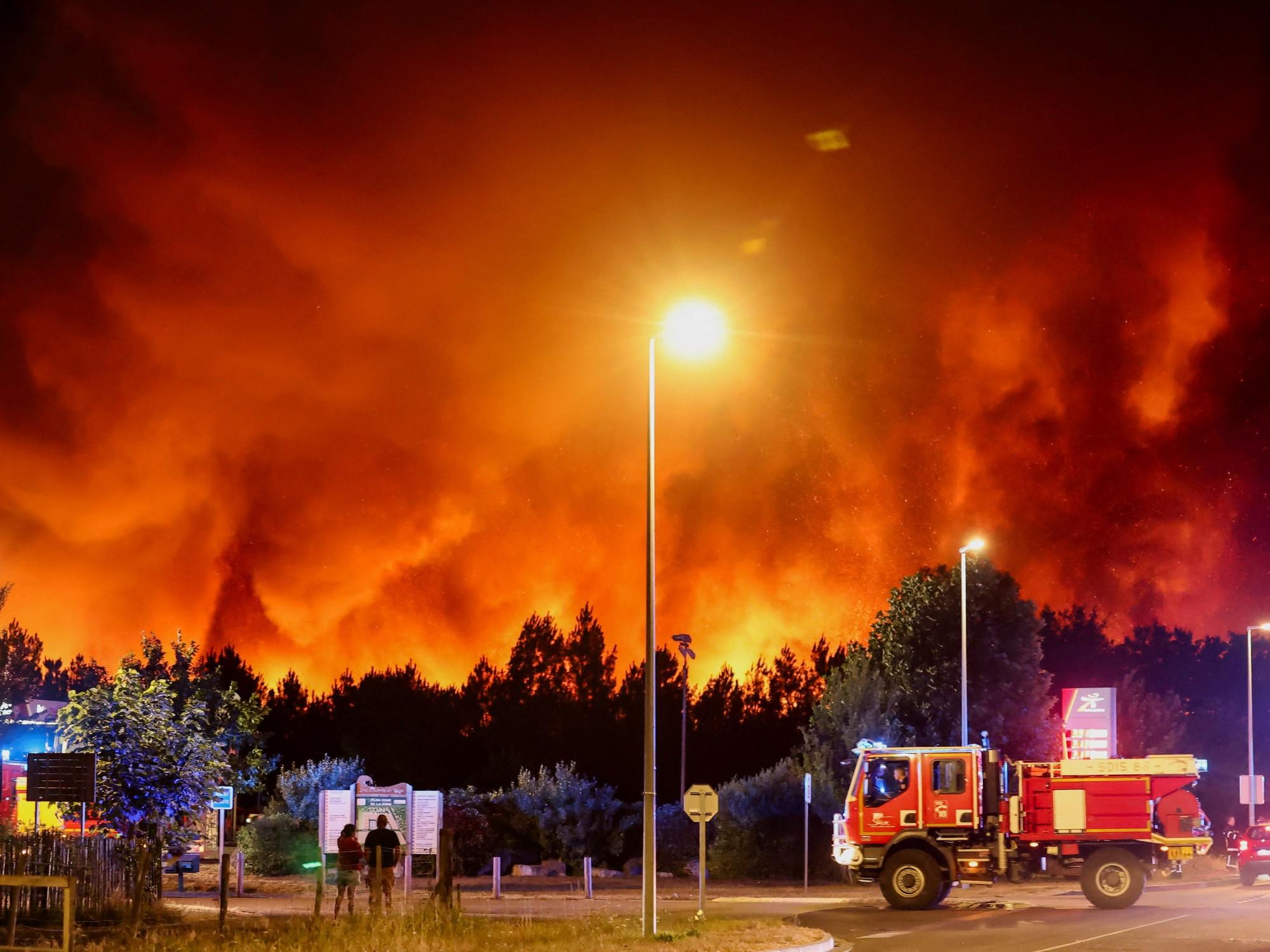 ⚡A severe heat wave in #France 🇫🇷 has resulted in over 5,700 deaths as wildfires continue to spread across the country. Extreme temperatures are setting records throughout southern #Europe 🇪🇺, forcing thousands of evacuations while firefighters work to contain the blazes. [Clarín]Stay informed with further updates