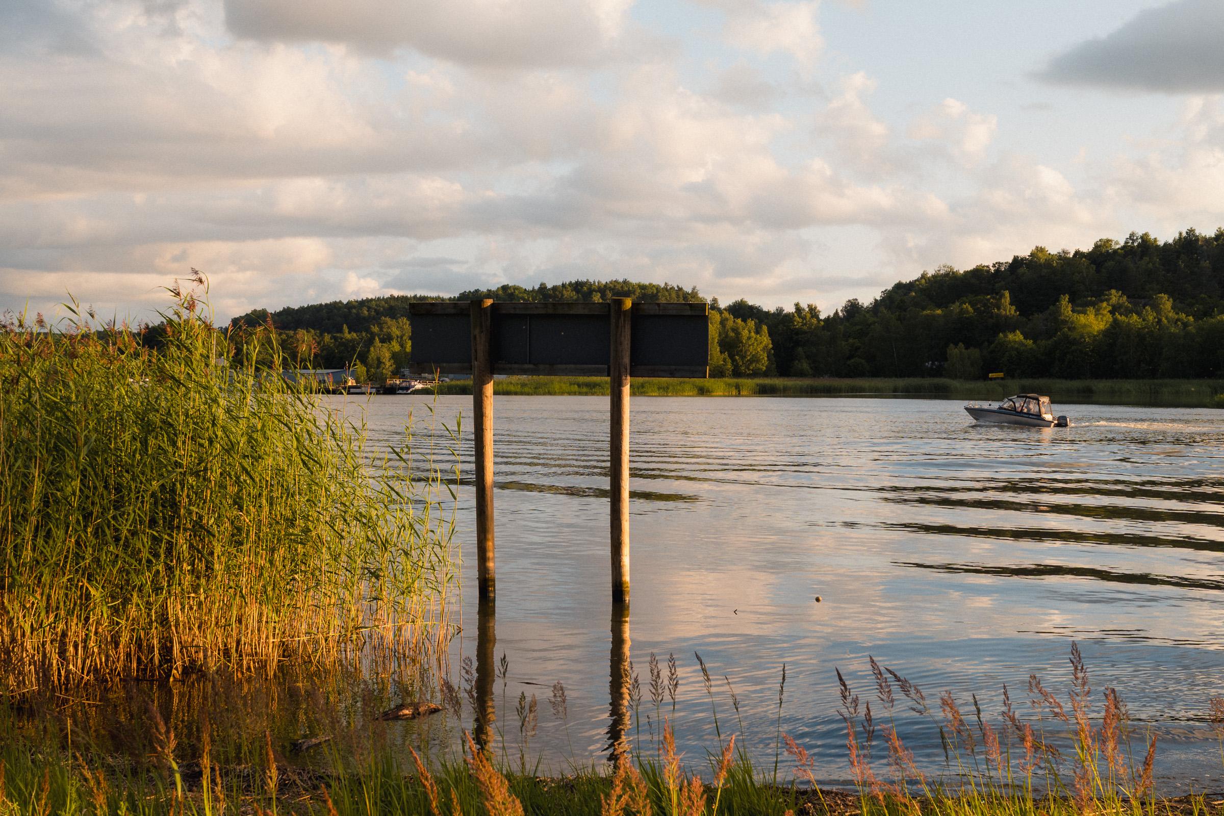 Boot fährt vorbei am Ufer