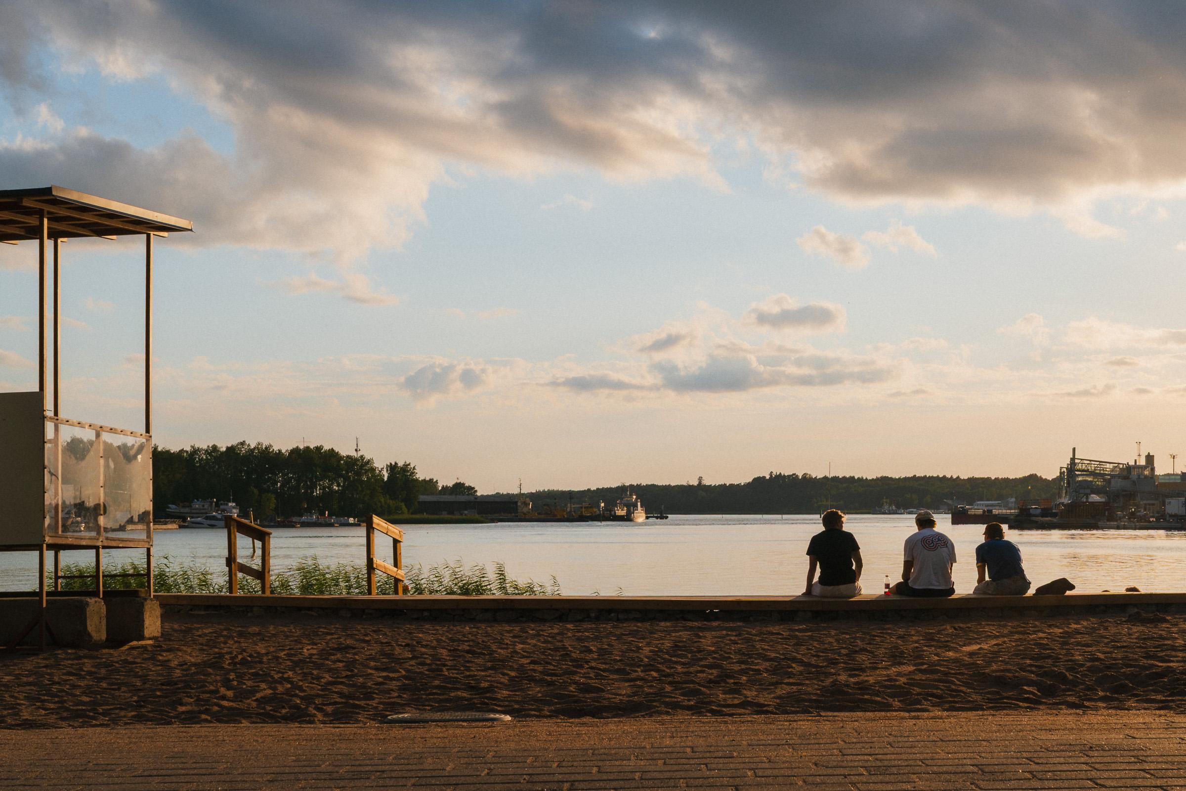 Menschen sitzen am Stadtstrand