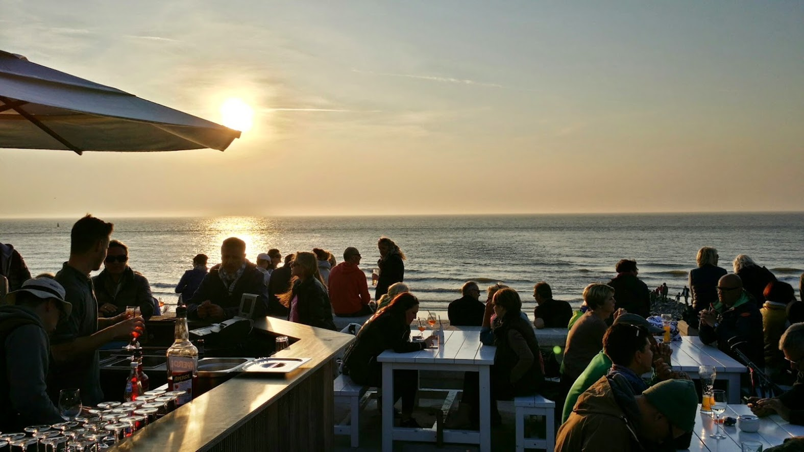 Blick von der Milchbar auf Norderney in den Sonnenuntergang