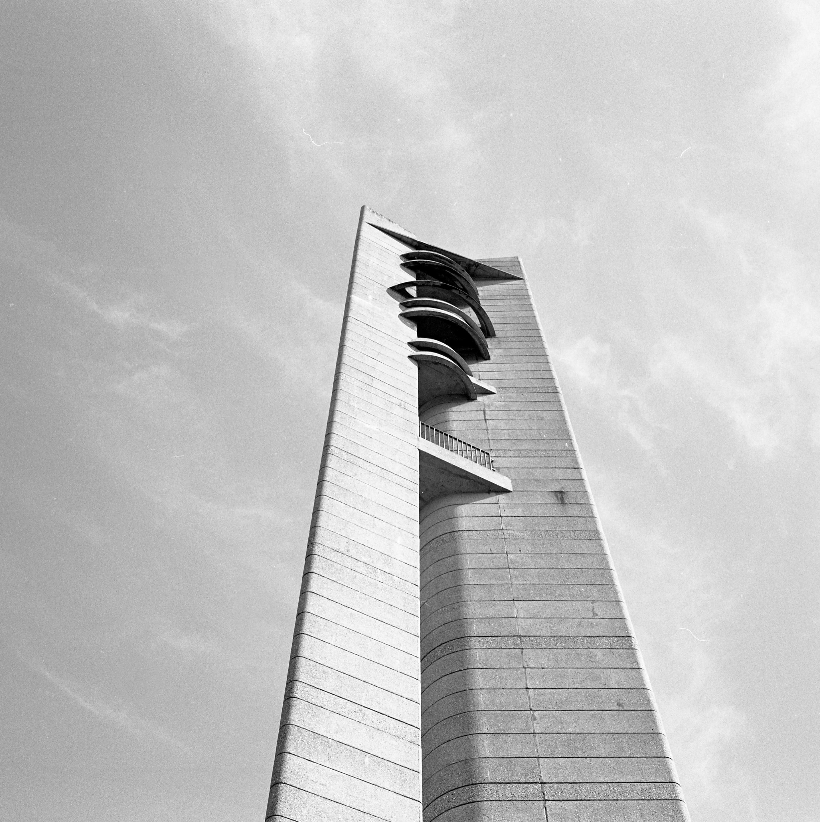 Ein moderner Kirchturm ragt hell in den Himmel