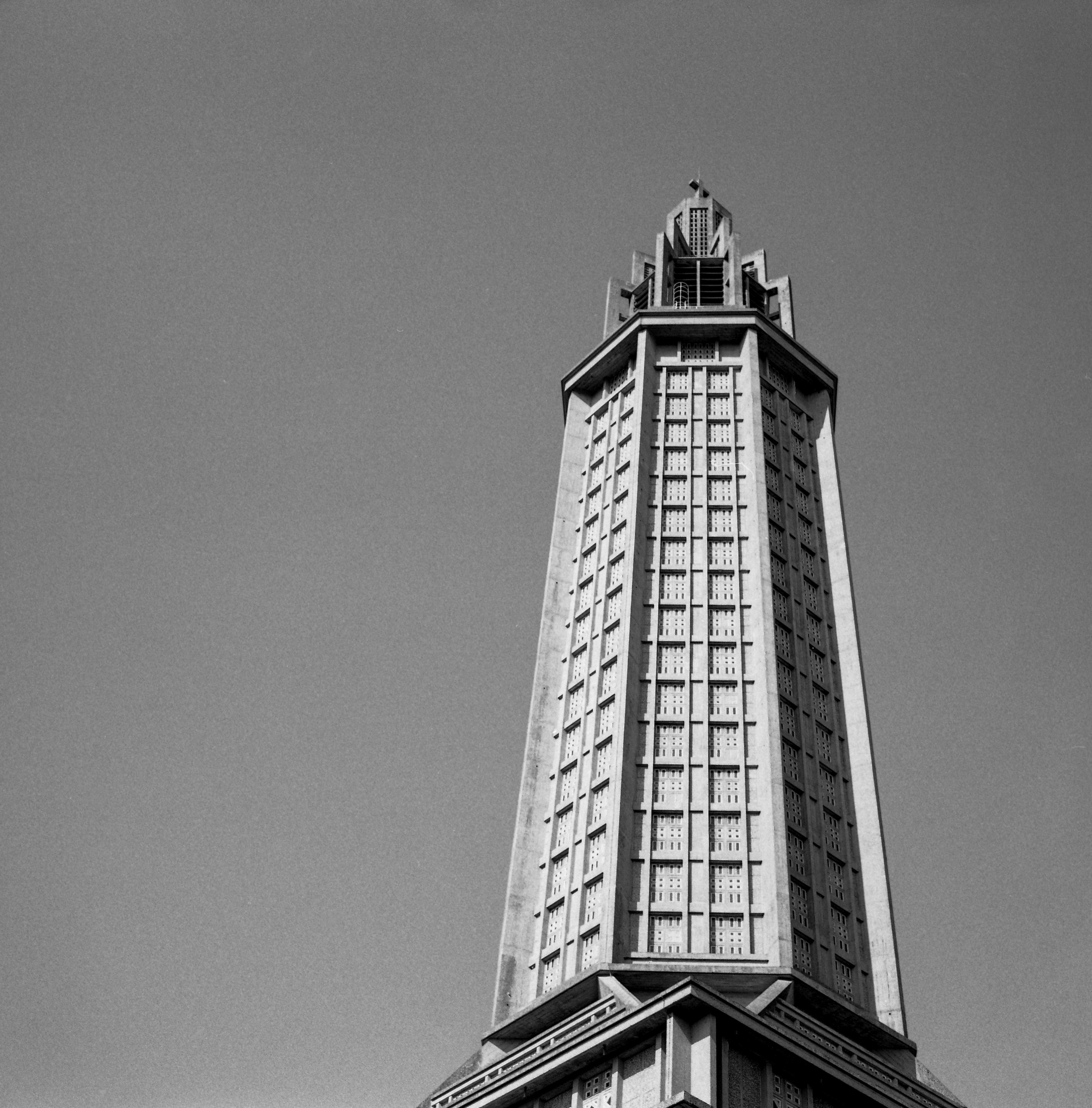 Ein sechseckiger Turm ragt in den wolkenlisen Himmel