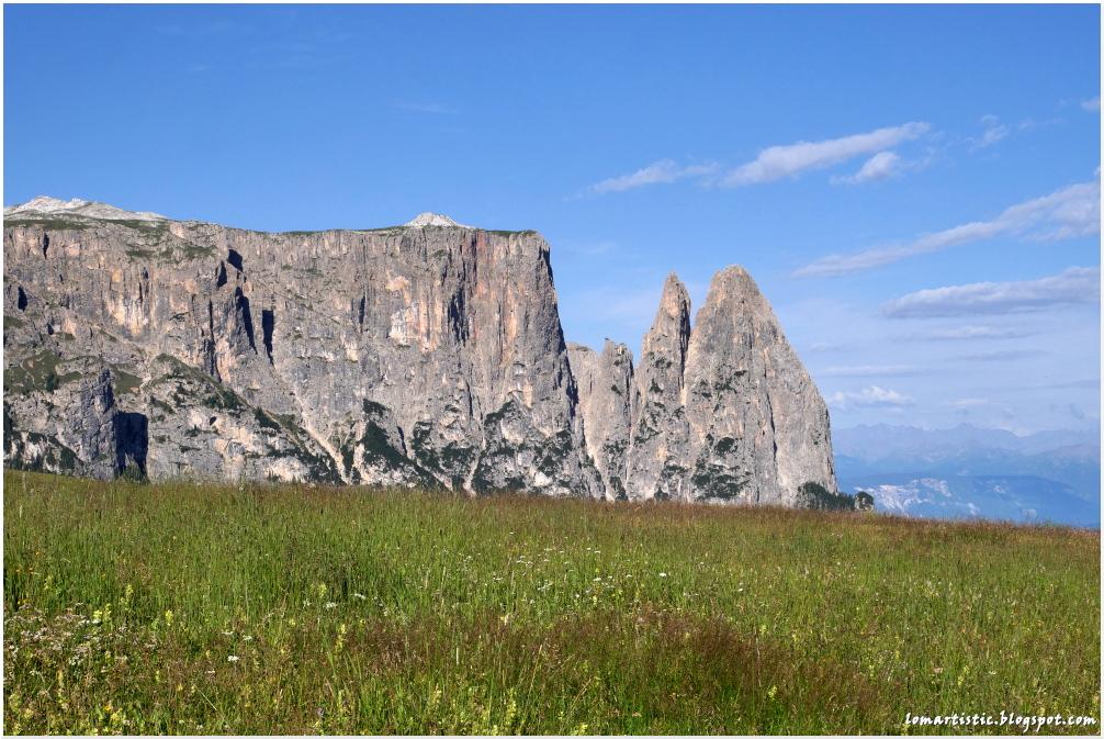 Felswand mit einem vorgelagerten Zacken