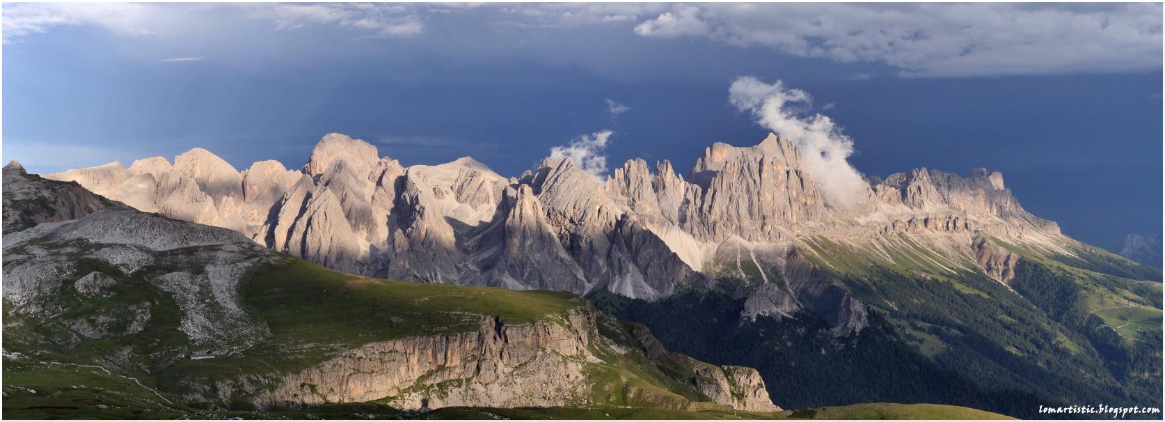 felsiges Bergpanorama von der Sonne angeleuchtet