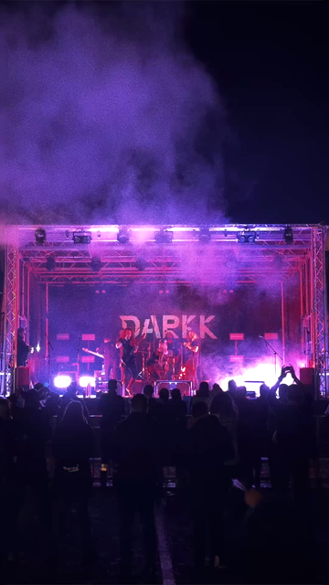 Darkk bekunden auf einem Festival Solidarität mit der LGBTQ plus community