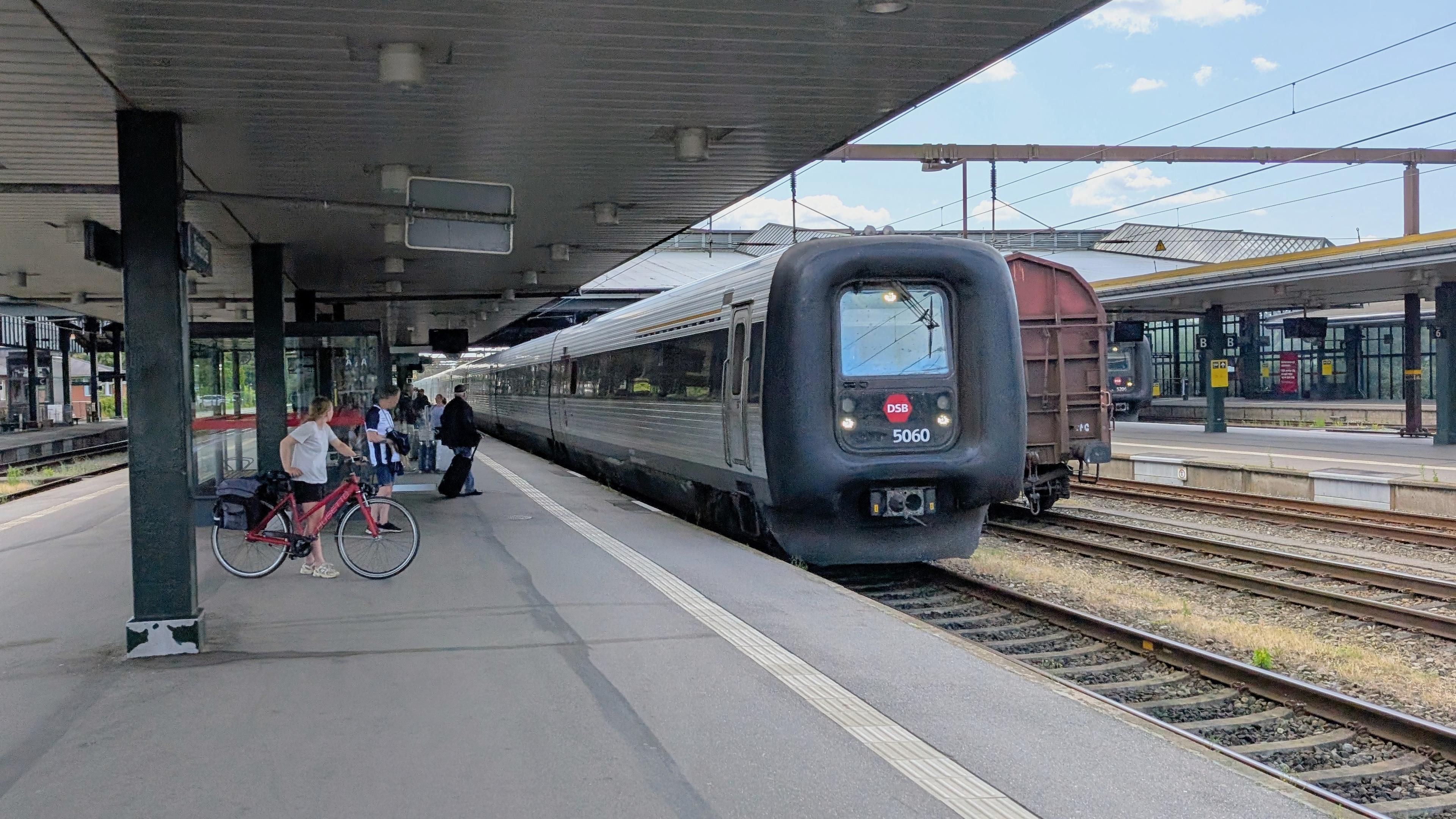 A DSB IC3 arriving at Fredericia, some passengers on the platform