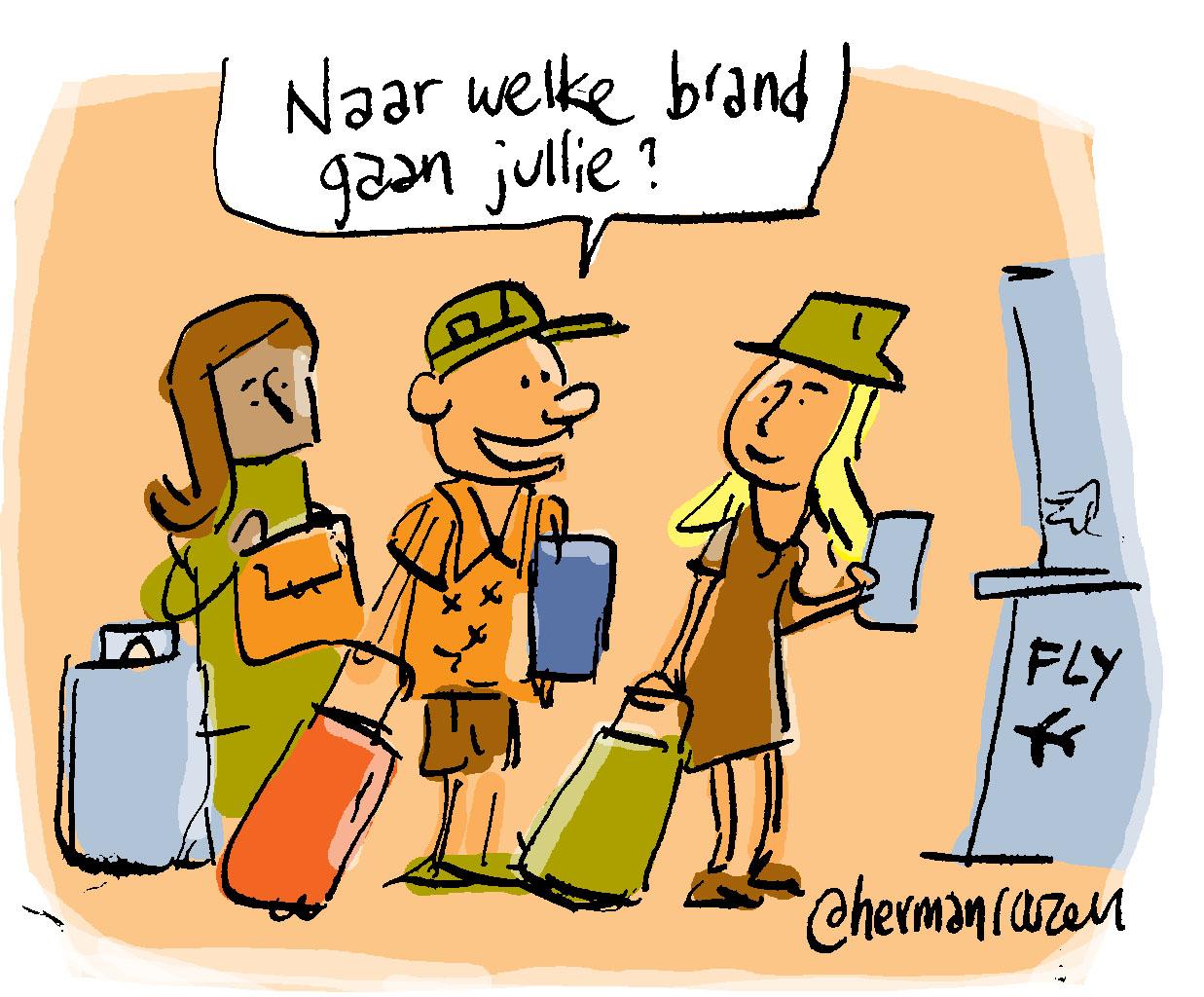 Drie blije mensen met koffers bij een incheckbalie van een vliegveld. De middelste vraagt aan de voorste: "Naar welke brand gaan jullie?"