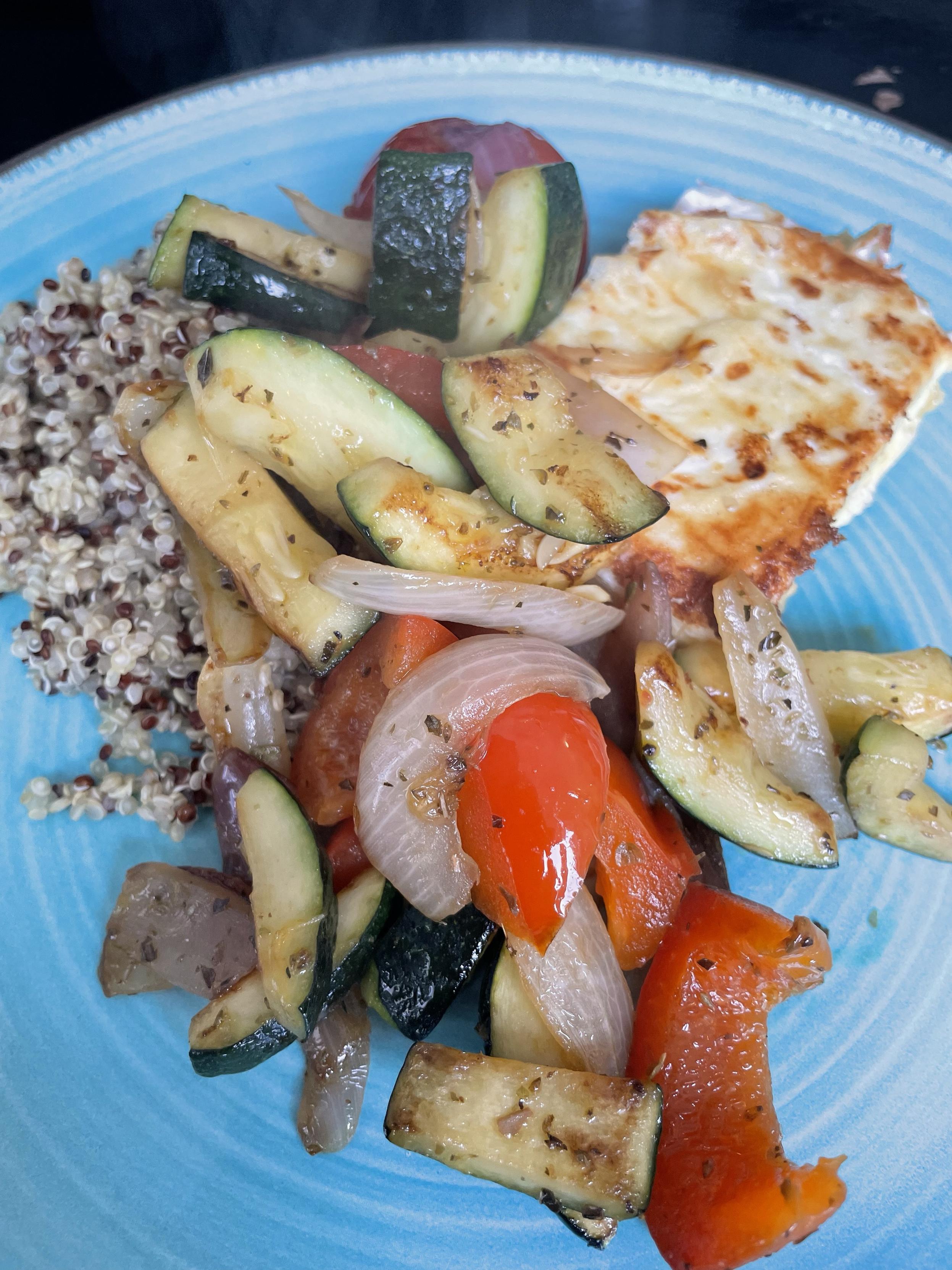 Blauw bord met groente, quinoa en feta