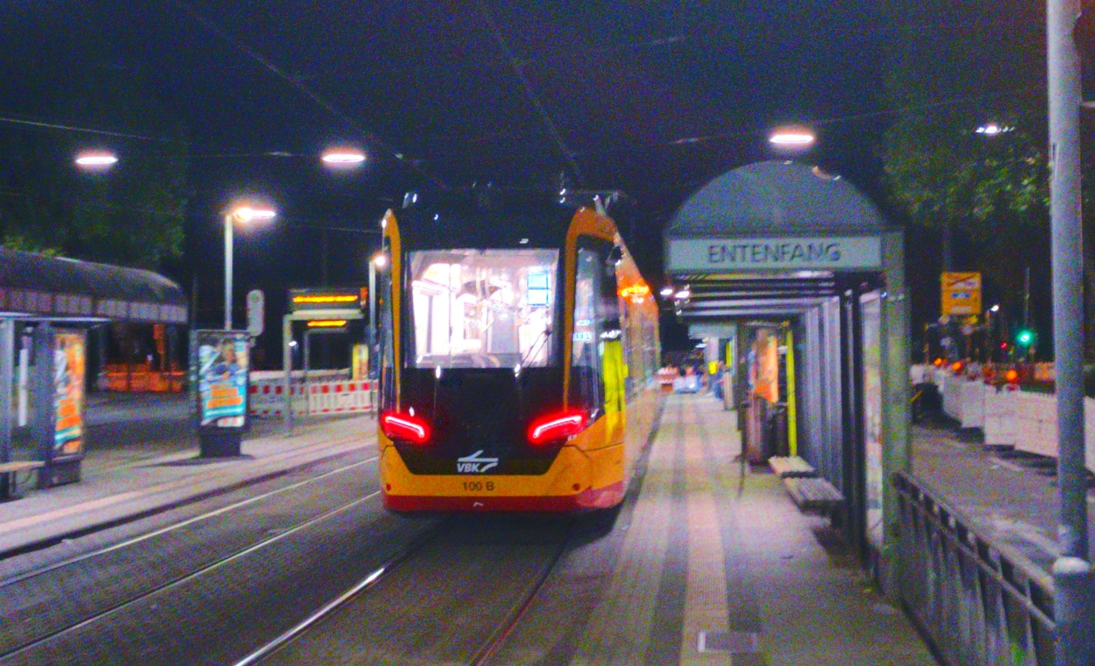 Ein Straßenbahnfahrzeug der Verkehrsbetriebe Karlsruhe (VBK) gestern Abend am Entenfang.
