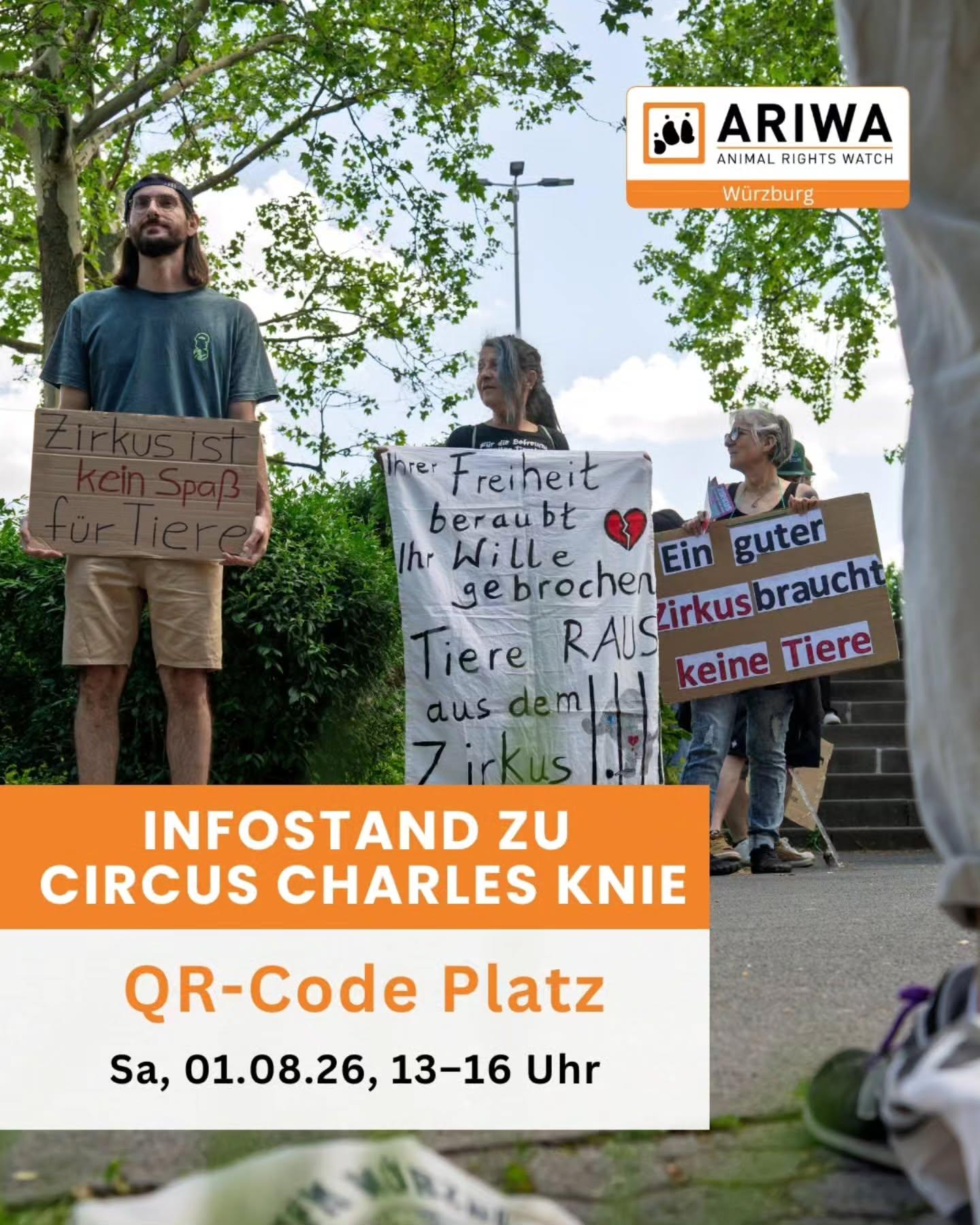 Drei Aktivist:innen stehen bei einer Demonstration im Freien unter Bäumen und halten Protestschilder hoch. Links: „Zirkus ist kein Spaß für Tiere". Mitte: ein handbemaltes Banner mit gebrochenem Herz und dem Text „Ihrer Freiheit beraubt, ihr Wille gebrochen – Tiere raus aus dem Zirkus!!!". Rechts: „Ein guter Zirkus braucht keine Tiere". Oben rechts das ARIWA-Logo Würzburg. Auf orangem Balken der Titel: „Infostand zu Circus Charles Knie". Darunter: „QR-Code Platz, Sa, 01.08.26, 13–16 Uhr".
