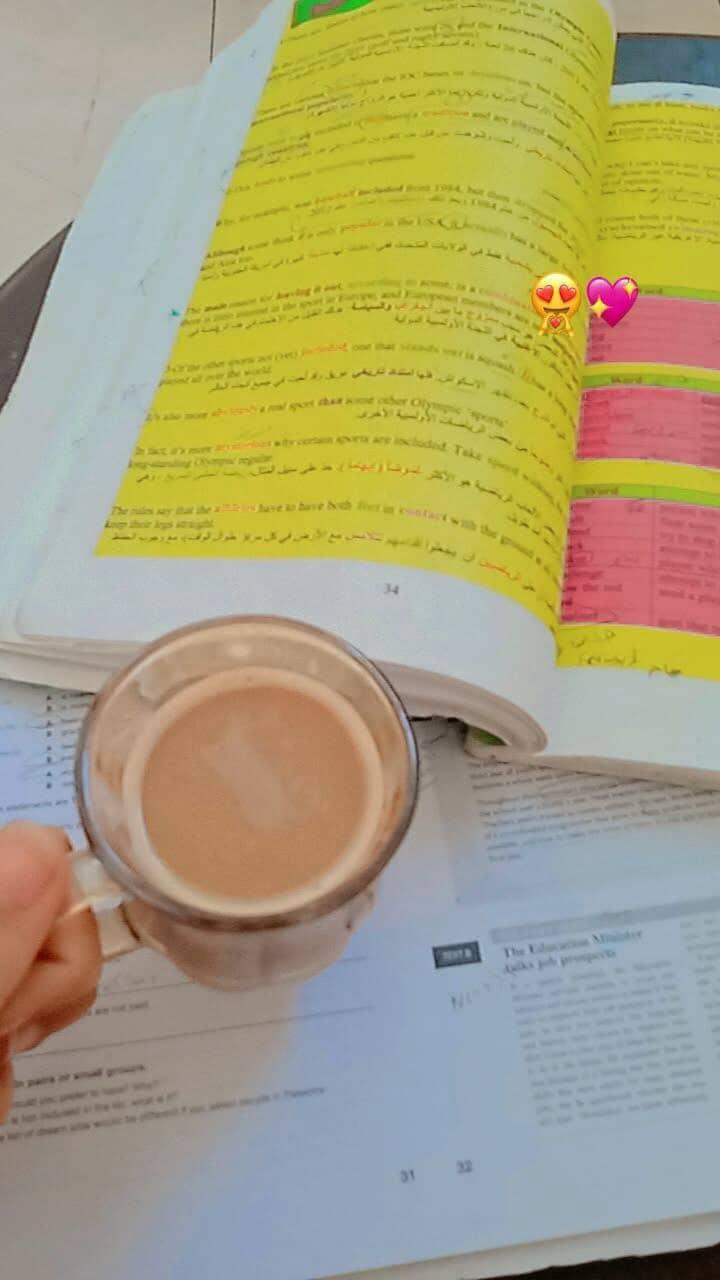 كتاب مع كوب قهوه و طاوله دراسه في غزه