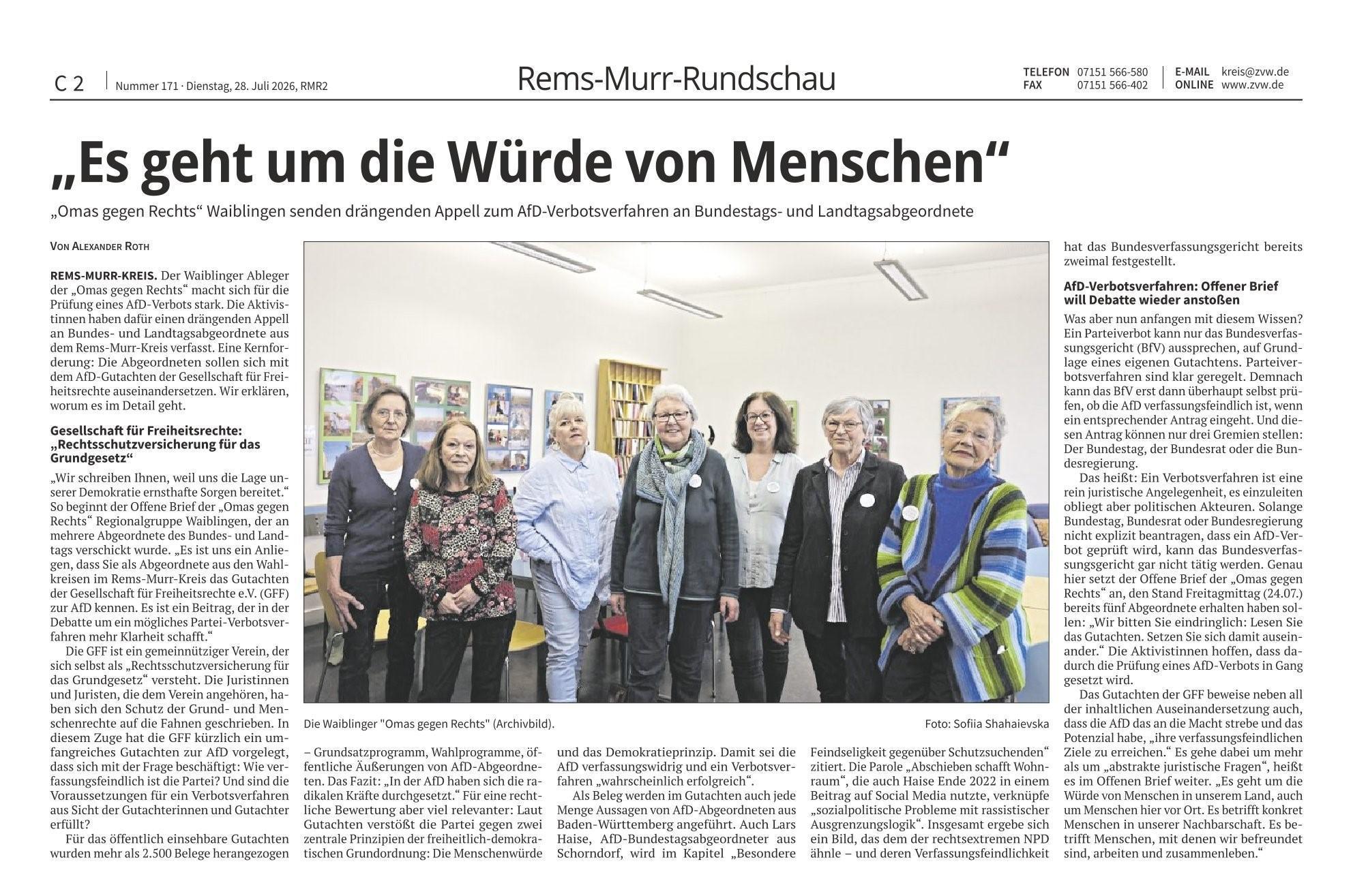 Zeitungsartikel mit der Überschrift Es geht um die Würde der Menschen.
In der MItte ine Foto von 7 der OMAS gegen Rechts Gruppe Waiblingen.

Gesellschaft für Freiheitsrechte: „Rechtsschutzversicherung für das Grundgesetz“

„Wir schreiben Ihnen, weil uns die Lage unserer Demokratie ernsthafte Sorgen bereitet.“ So beginnt der Offene Brief der „Omas gegen Rechts“ Regionalgruppe Waiblingen, der an mehrere Abgeordnete des Bundes- und Landtags verschickt wurde. „Es ist uns ein Anliegen, dass Sie als Abgeordnete aus den Wahlkreisen im Rems-Murr-Kreis das Gutachten der Gesellschaft für Freiheitsrechte e.V. (GFF) zur AfD kennen. Es ist ein Beitrag, der in der Debatte um ein mögliches Partei-Verbotsverfahren mehr Klarheit schafft.“

Die GFF ist ein gemeinnütziger Verein, der sich selbst als „Rechtsschutzversicherung für das Grundgesetz“ versteht. Die Juristinnen und Juristen, die dem Verein angehören, haben sich den Schutz der Grund- und Menschenrechte auf die Fahnen geschrieben. In diesem Zuge hat die GFF kürzlich ein umfangreiches Gutachten zur AfD vorgelegt, dass sich mit der Frage beschäftigt: Wie verfassungsfeindlich ist die Partei? Und sind die Voraussetzungen für ein Verbotsverfahren aus Sicht der Gutachterinnen und Gutachter erfüllt?

AfD-Gutachten: Auch Lars Haise wird zitiert

Für das öffentlich einsehbare Gutachten wurden mehr als 2.500 Belege herangezogen – Grundsatzprogramm, Wahlprogramme, öffentliche Äußerungen von AfD-Abgeordneten. Das Fazit: „In der AfD haben sich die radikalen Kräfte durchgesetzt.“ Für eine rechtliche Bewertung aber viel relevanter: Laut Gutachten verstößt die Partei gegen zwei zentrale Prinzipien der freiheitlich-demokratischen Grundordnung: Die Menschenwürde und das Demokratieprinzip. Damit sei die AfD verfassungswidrig und ein Verbotsverfahren „wahrscheinlich erfolgreich“.

Als Beleg werden im Gutachten auch jede Menge Aussagen von AfD-Abgeordneten aus Baden-Württemberg angeführt. Auch Lars Haise, AfD-Bundestagsabgeordneter aus Schorndorf, wird im Kapitel „Besondere Feindseligkeit gegenüber Schutzsuchenden“ zitiert. Die Parole „Abschieben schafft Wohnraum“, die auch Haise Ende 2022 in einem Beitrag auf Social Media nutzte, verknüpfe „sozialpolitische Probleme mit rassistischer Ausgrenzungslogik“. Insgesamt ergebe sich ein Bild, das dem der rechtsextremen NPD ähnle – und deren Verfassungsfeindlichkeit hat das Bundesverfassungsgericht bereits zweimal festgestellt.

AfD-Verbotsverfahren: Offener Brief will Debatte wieder anstoßen

Was aber nun anfangen mit diesem Wissen? Ein Parteiverbot kann nur das Bundesverfassungsgericht (BfV) aussprechen, auf Grundlage eines eigenen Gutachtens. Parteiverbotsverfahren sind klar geregelt. Demnach kann das BfV erst dann überhaupt selbst prüfen, ob die AfD verfassungsfeindlich ist, wenn ein entsprechender Antrag eingeht. Und diesen Antrag können nur drei Gremien stellen: Der Bundestag, der Bundesrat oder die Bundesregierung.

Das heißt: Ein Verbotsverfahren ist eine rein juristische Angelegenheit, es einzuleiten obliegt aber politischen Akteuren. Solange Bundestag, Bundesrat oder Bundesregierung nicht explizit beantragen, dass ein AfD-Verbot geprüft wird, kann das Bundesverfassungsgericht gar nicht tätig werden. Genau hier setzt der Offene Brief der „Omas gegen Rechts“ an, den Stand Freitagmittag (24.07.) bereits fünf Abgeordnete erhalten haben sollen: „Wir bitten Sie eindringlich: Lesen Sie das Gutachten. Setzen Sie sich damit auseinander.“ Die Aktivistinnen hoffen, dass dadurch die Prüfung eines AfD-Verbots in Gang gesetzt wird.

„Es betrifft konkret Menschen in unserer Nachbarschaft“

Das Gutachten der GFF beweise neben all der inhaltlichen Auseinandersetzung auch, dass die AfD das an die Macht strebe und das Potenzial habe, „ihre verfassungsfeindlichen Ziele zu erreichen.“ Es gehe dabei um mehr als um „abstrakte juristische Fragen“, heißt es im Offenen Brief weiter. „Es geht um die Würde von Menschen in unserem Land, auch um Menschen hier vor Ort. Es betrifft konkret Menschen in unserer Nachbarschaft. Es betrifft Menschen, mit denen wir befreundet sind, arbeiten und zusammenleben.“