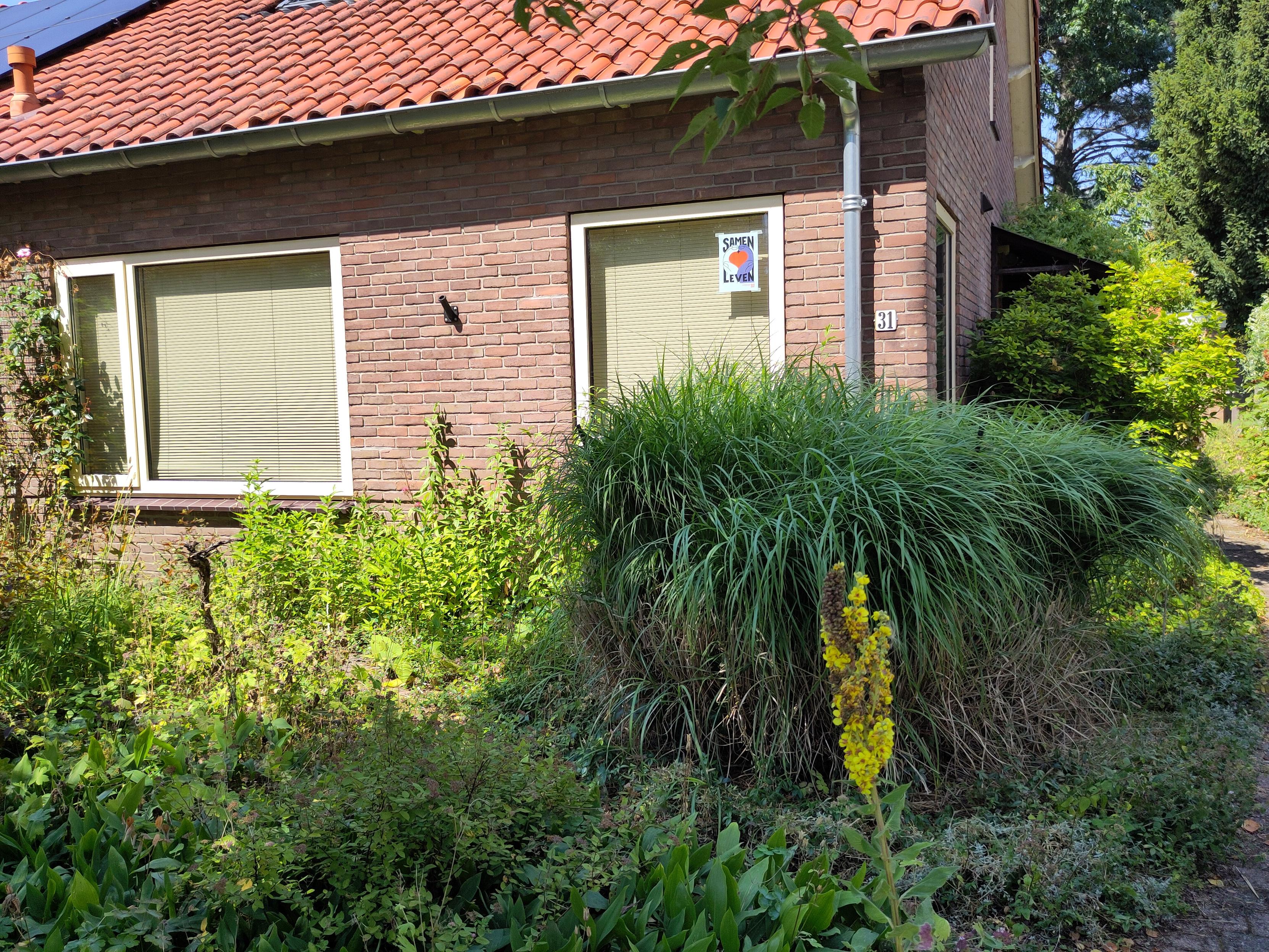 Poster "Samen Leven" hangt nu ook in ons raam.