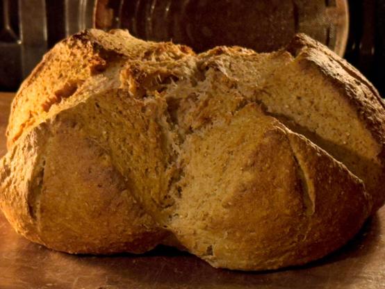 Blick in Backofen, goldBraun gebackener Brotlaib