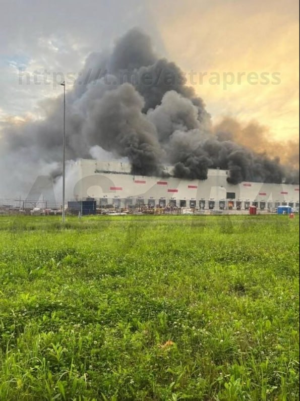 A Wildberries logistics center near Ryazan, Russia, caught fire following a Ukrainian drone attack. #Russia