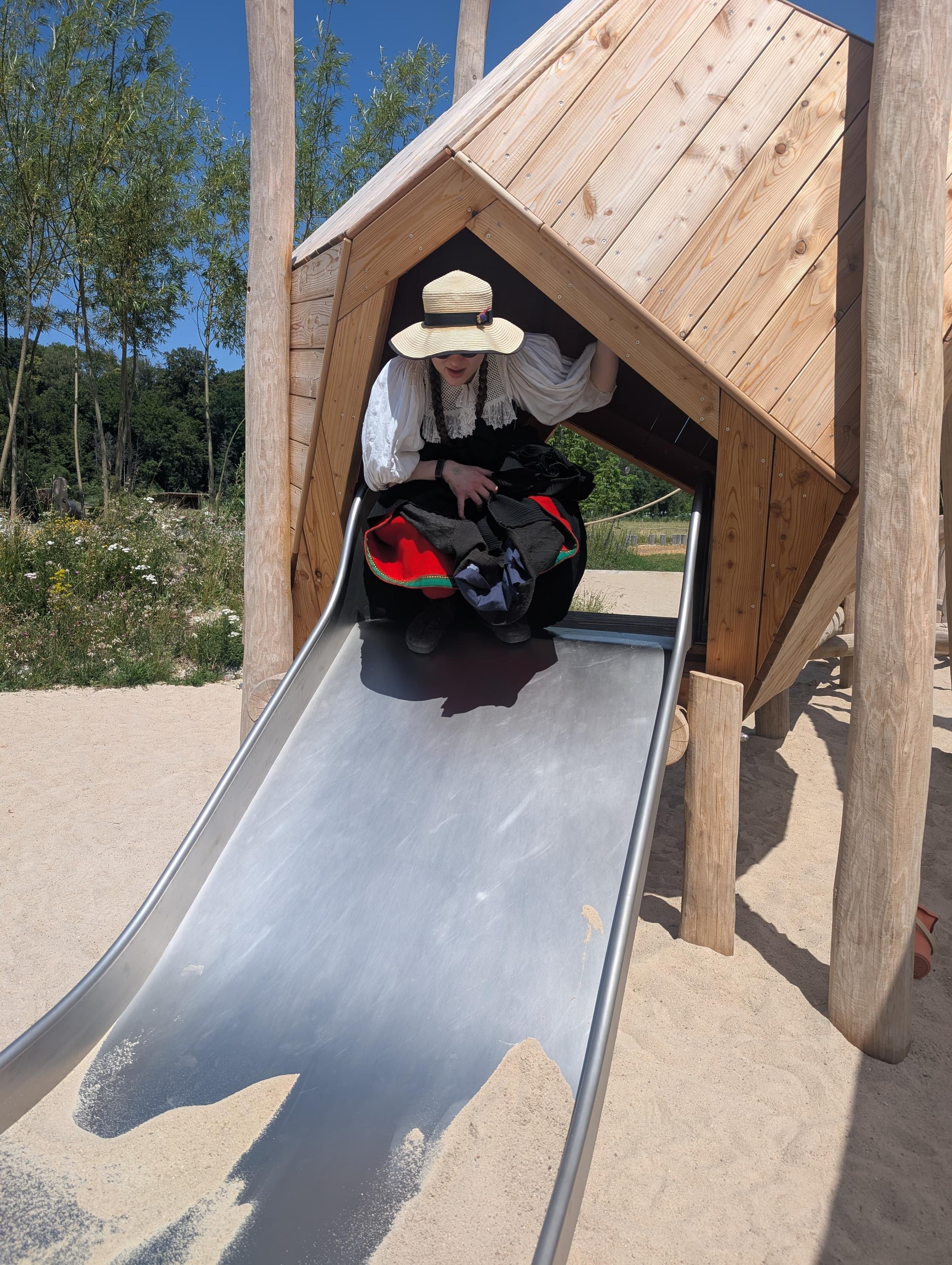 LaGa BaWü 2026 ich beschloss, mit Tracht durch ein Kinder Spielparcours zu krabbeln. Dabei Kopf nicht anhauen (vergeblich), Röcke zusammenhalten und möglichst keinen Sand in den Stoff oder meine Schuhe bekommen.