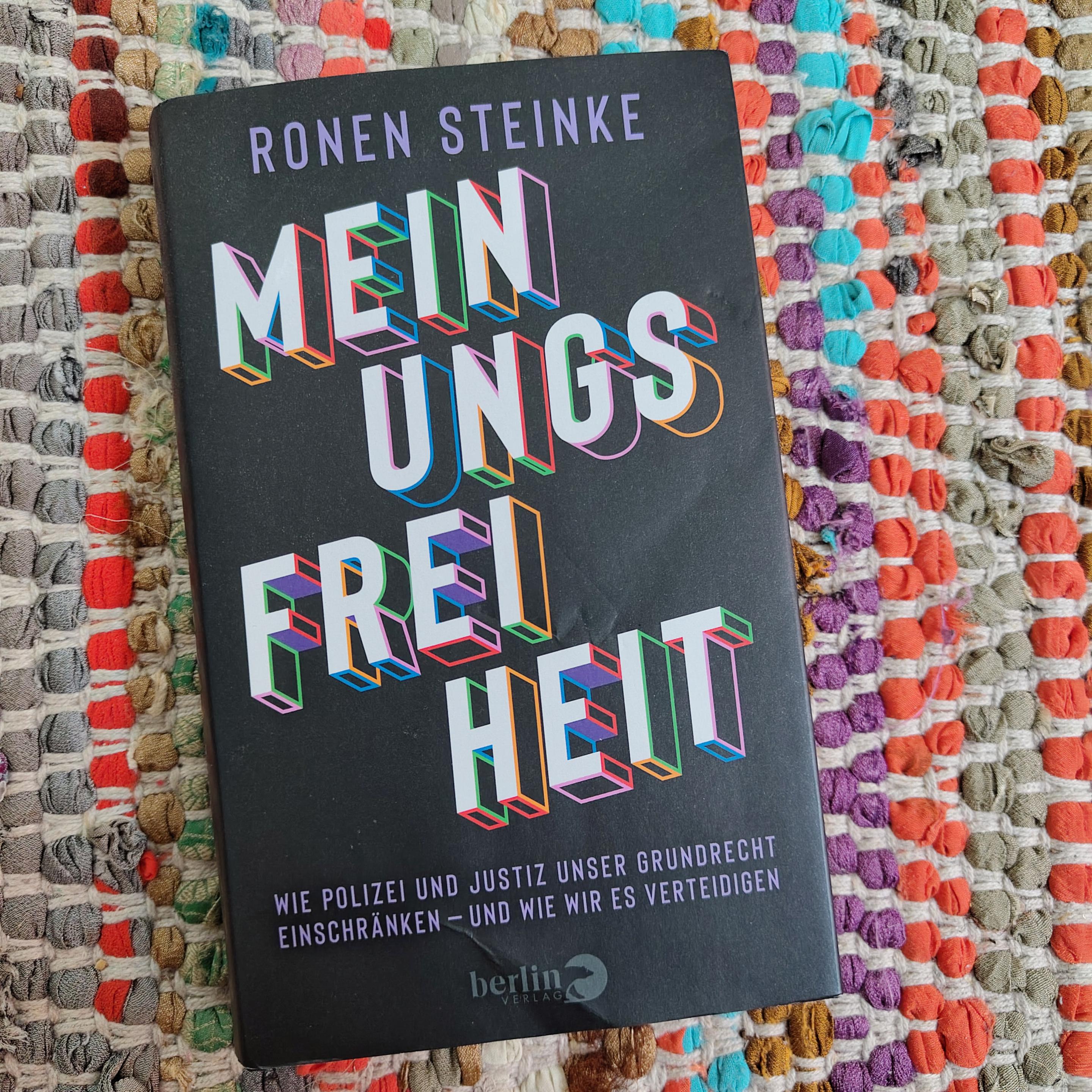 Das Buch "Meinungsfreiheit" von Ronen Steinke auf einem Flickenteppich.