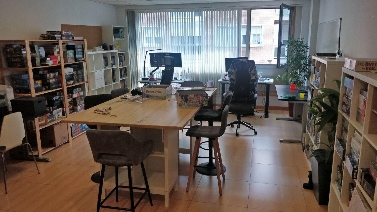 Algún amigo compañero de juegos ya ha aprovechado para traerme los juegos que no le entran en casa.. Me lo cobraré de alguna forma (a partidas)