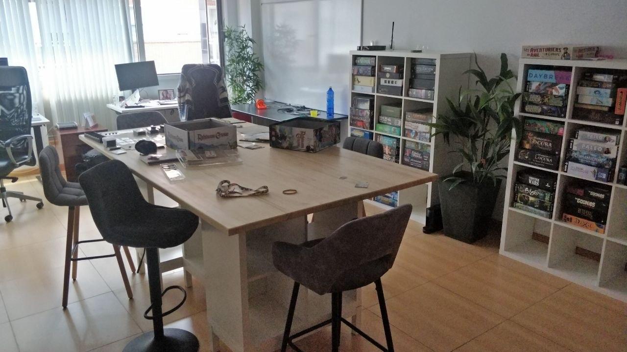 Nueva ofi, mesa para jugar, los escritorios y estanterías para juegos!