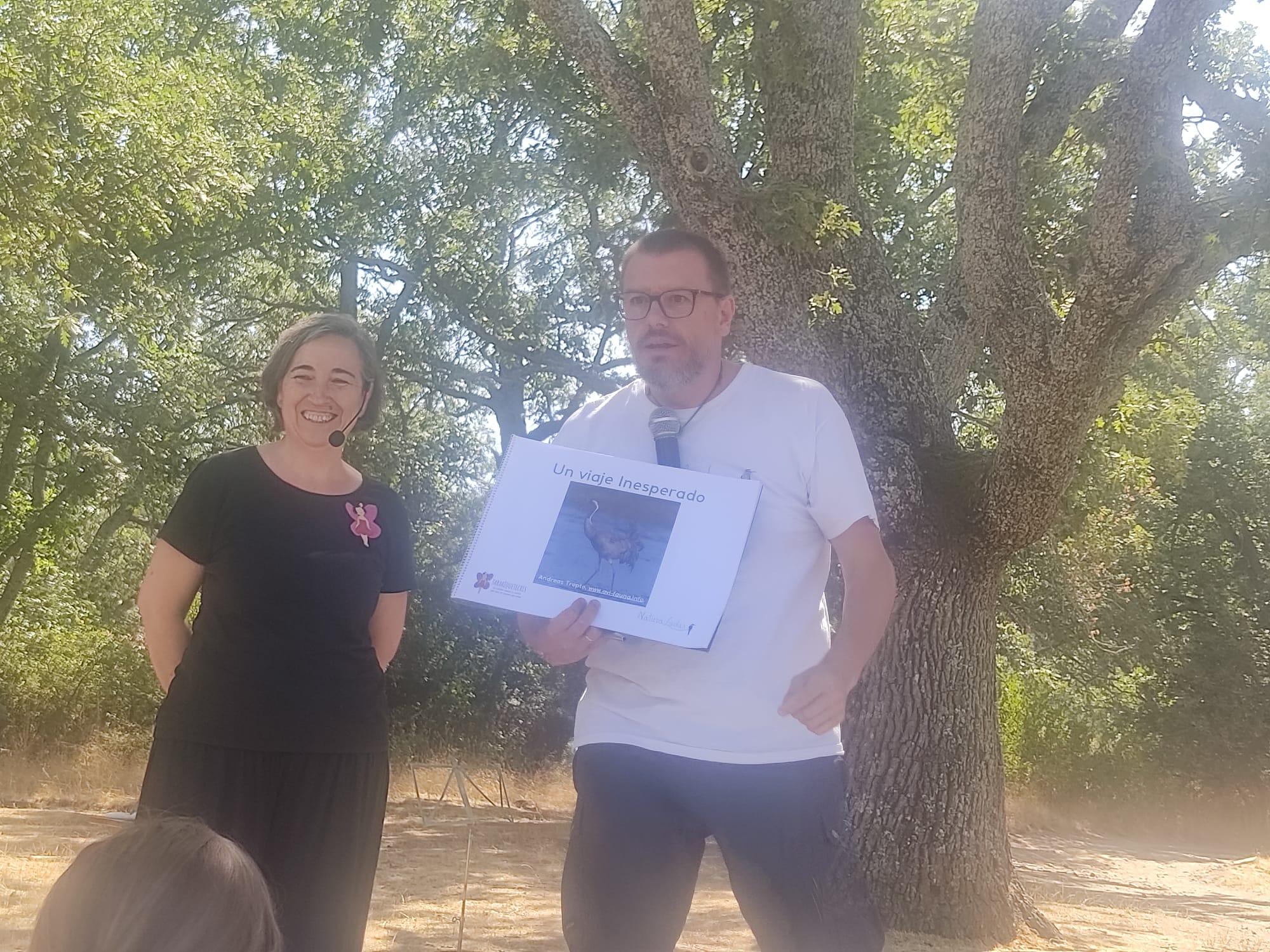 Cris, de Tararíquetecris, e Iñaki, de NaturaLudus bajo el roble que preside la entrada al Centro Nacional de Educación Ambiental (CENEAM) contando el Cuento/Taller de la Abubilla: Un Viaje Inesperado.